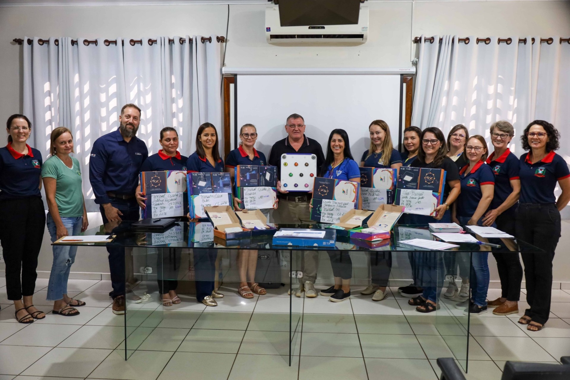 Escolas de Missal e APAE recebem Aparelhos TIX