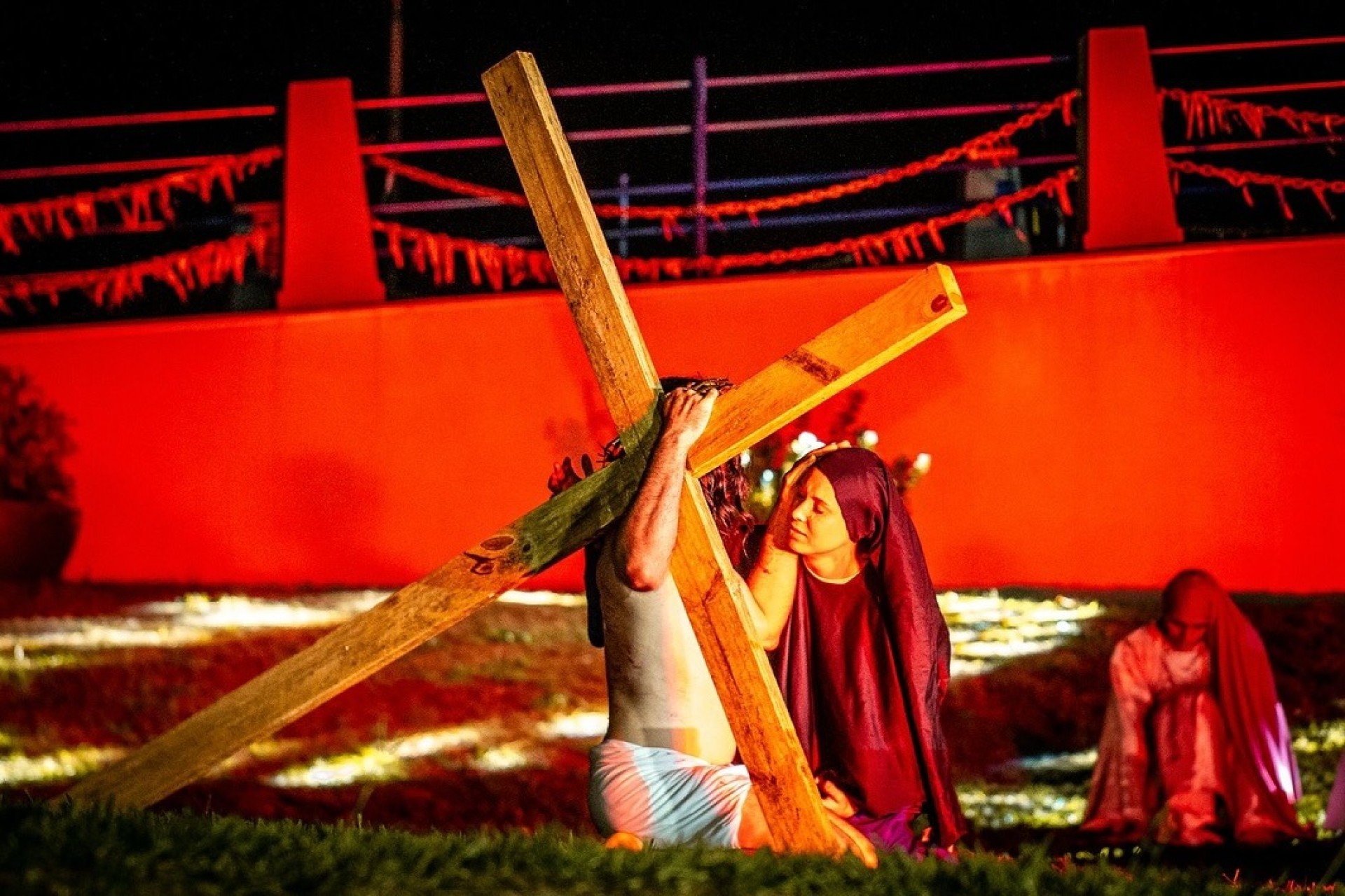 Espetáculo da encenação da Paixão de Cristo em Itaipulândia reuniu milhares de pessoas