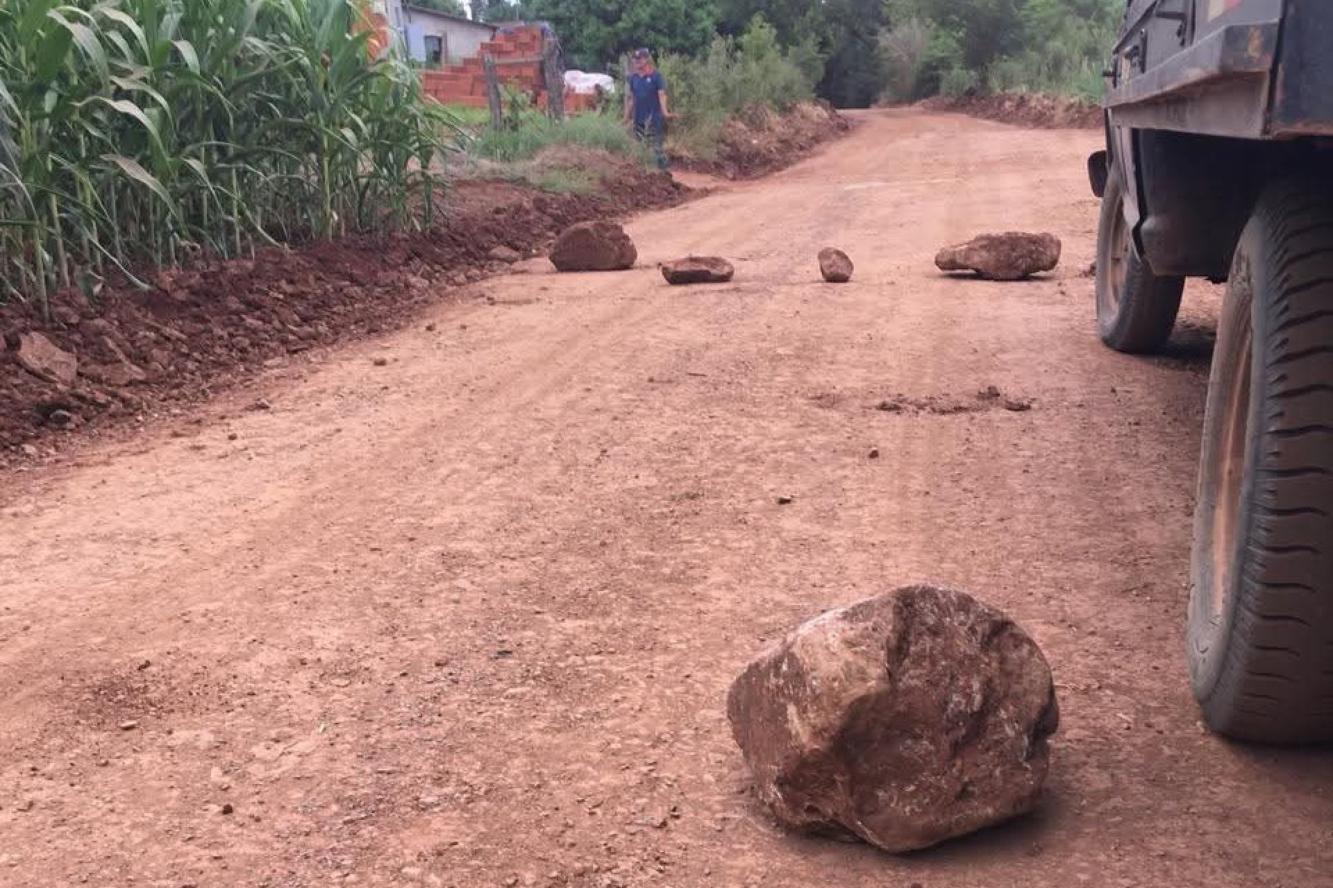 Estrada Rural em São José dos Pinhais em Missal foi obstruída com Pedras