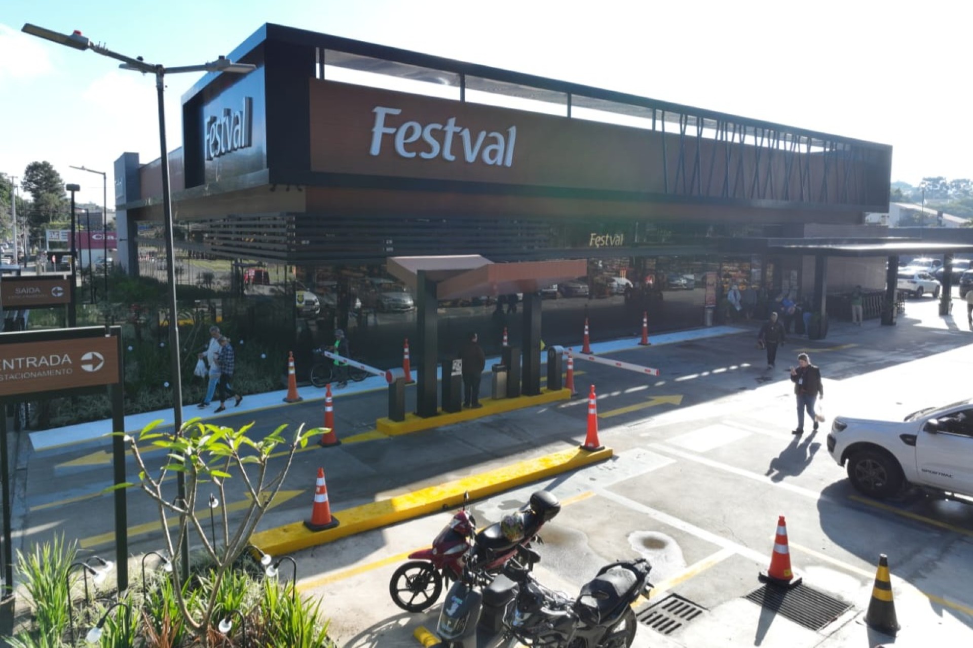 Festval reinaugura loja Arthur Bernardes após ampla modernização da unidade