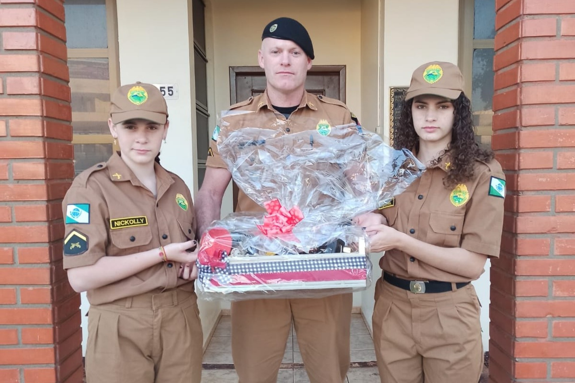Filhas se vestem de Policiais Militares Femininas para homenagear pai policial em Itaipulândia