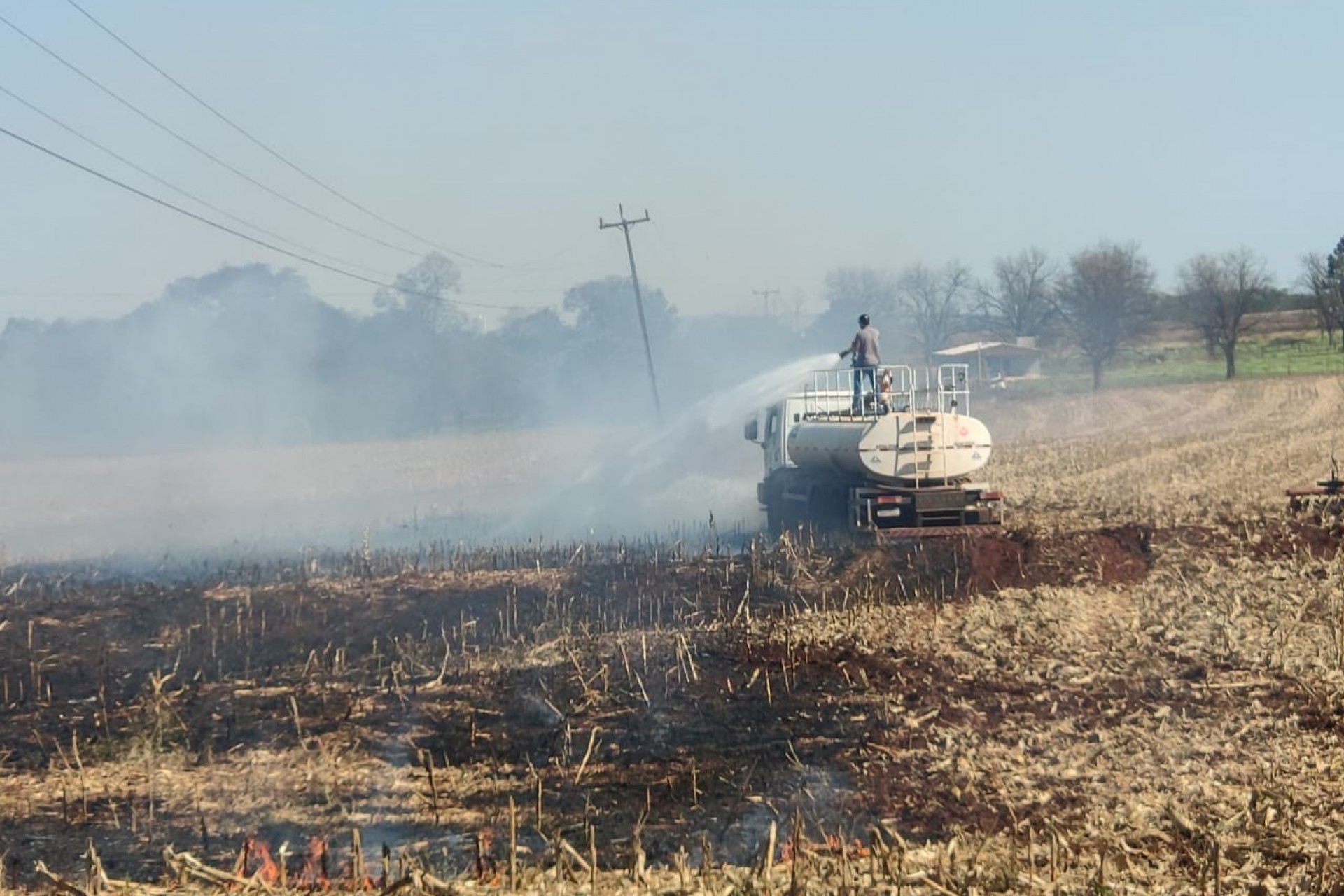 Fio de alta tensão arrebenta e causa incêndio em lavoura de Missal