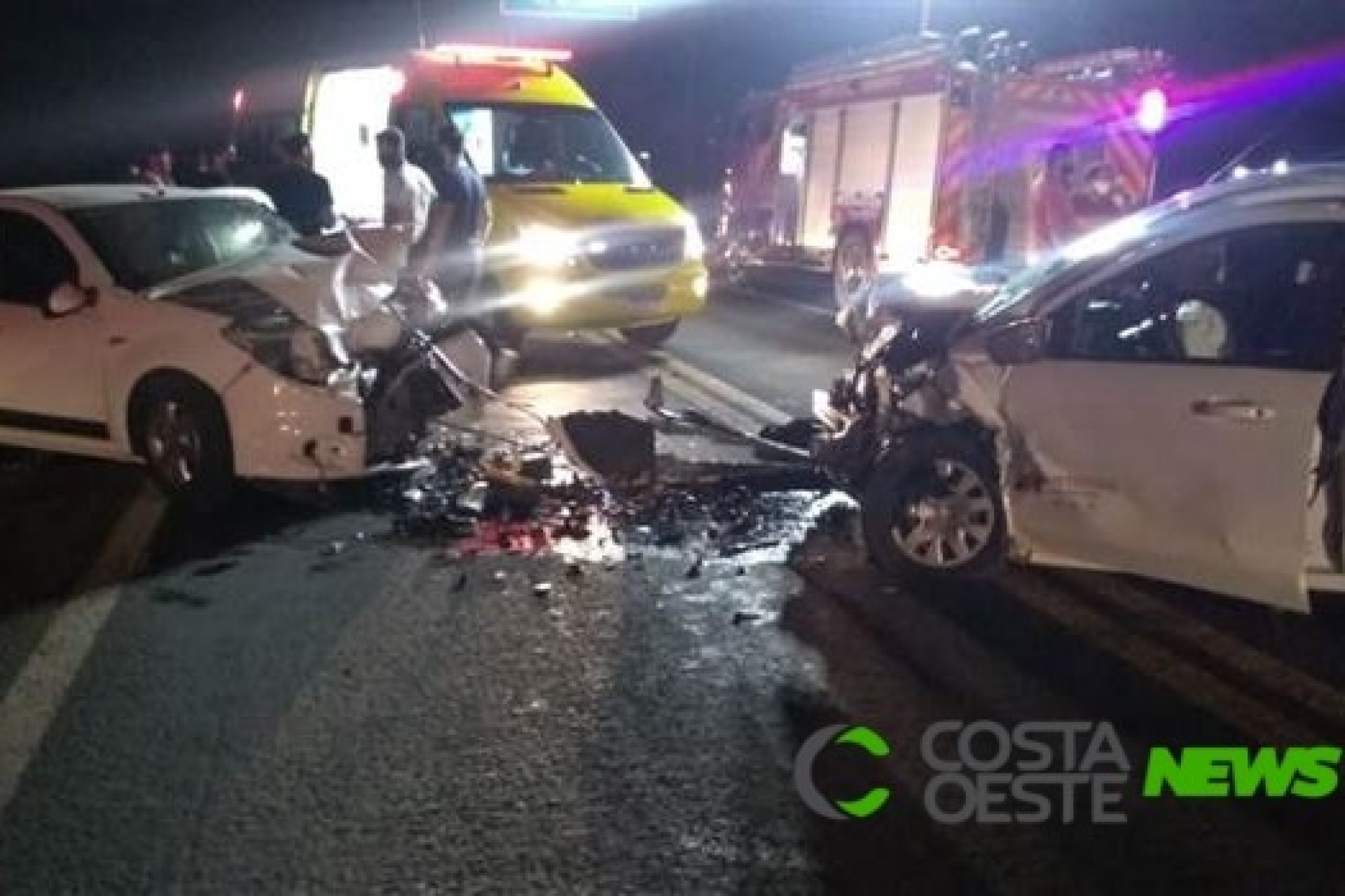 Ford Ka e Sandero colidem frontamente na BR-277 em Céu Azul