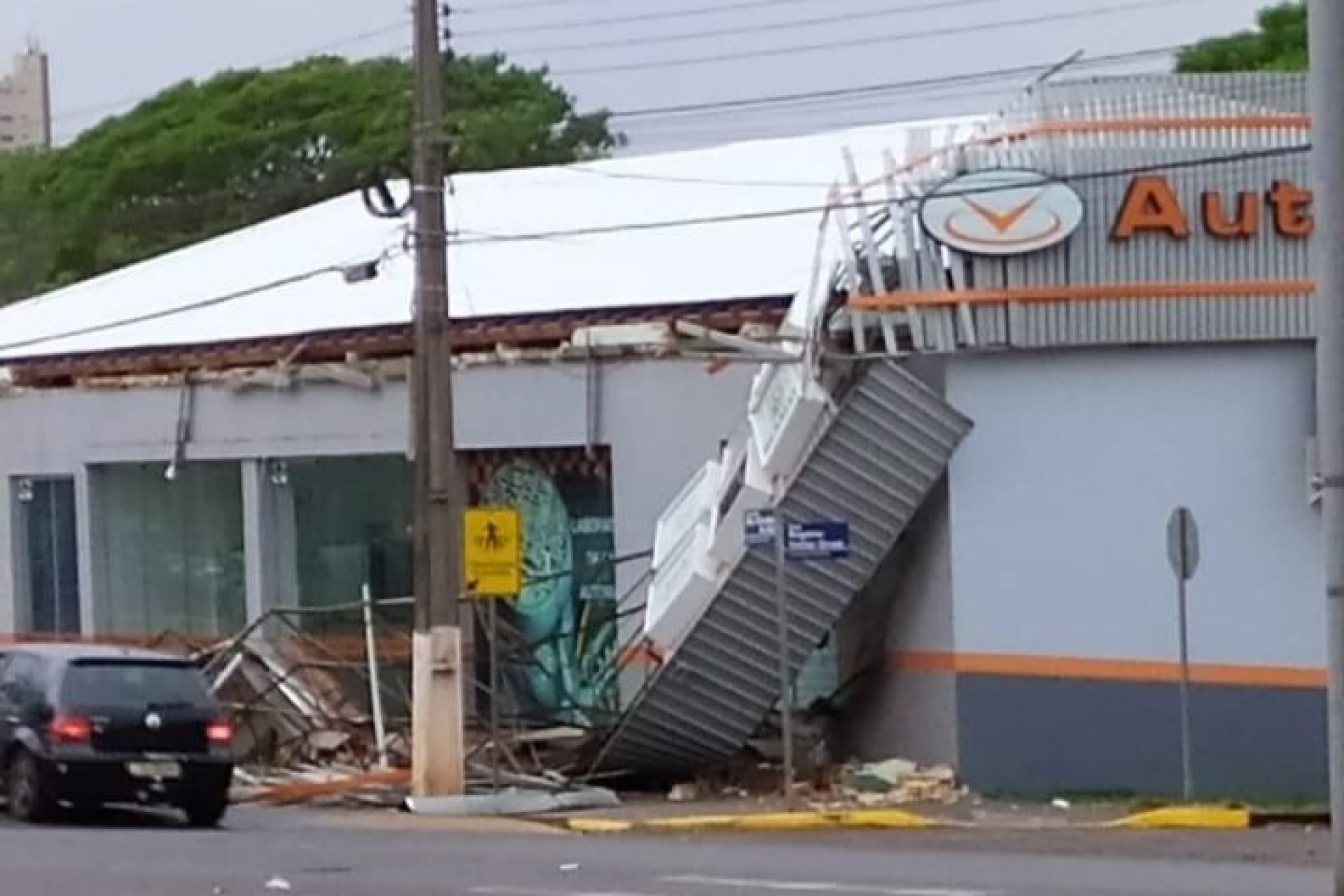 Fortes ventos derrubam estrutura de empresa em Marechal Rondon