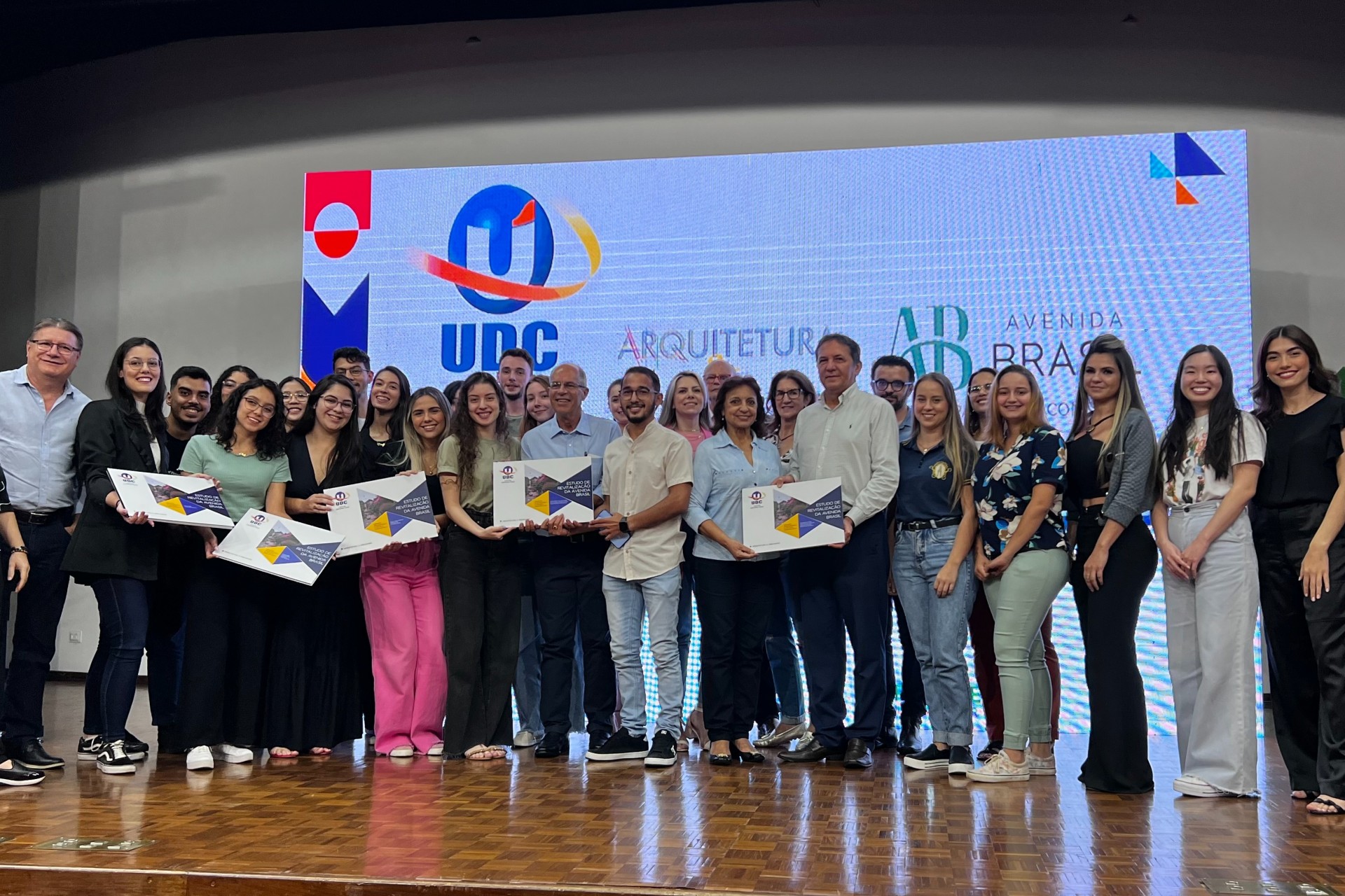 Foz do Iguaçu: UDC entrega estudos de revitalização da avenida Brasil