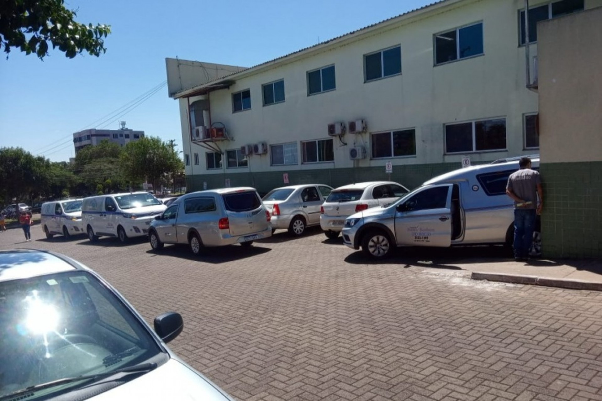 Funerárias fazem fila para retirar corpos do Hospital Municipal em Foz do Iguaçu