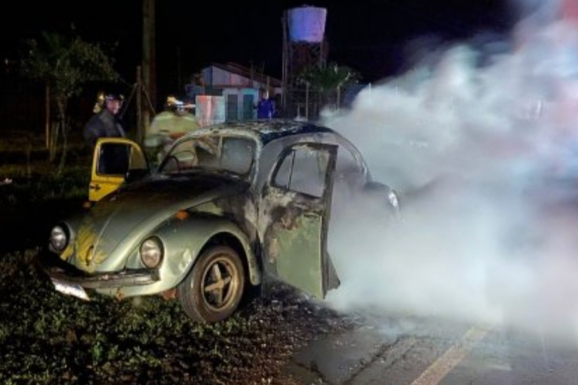 Fusca é consumido pelo fogo na PR-317, próximo ao Balneário Terra das Águas em Santa Helena