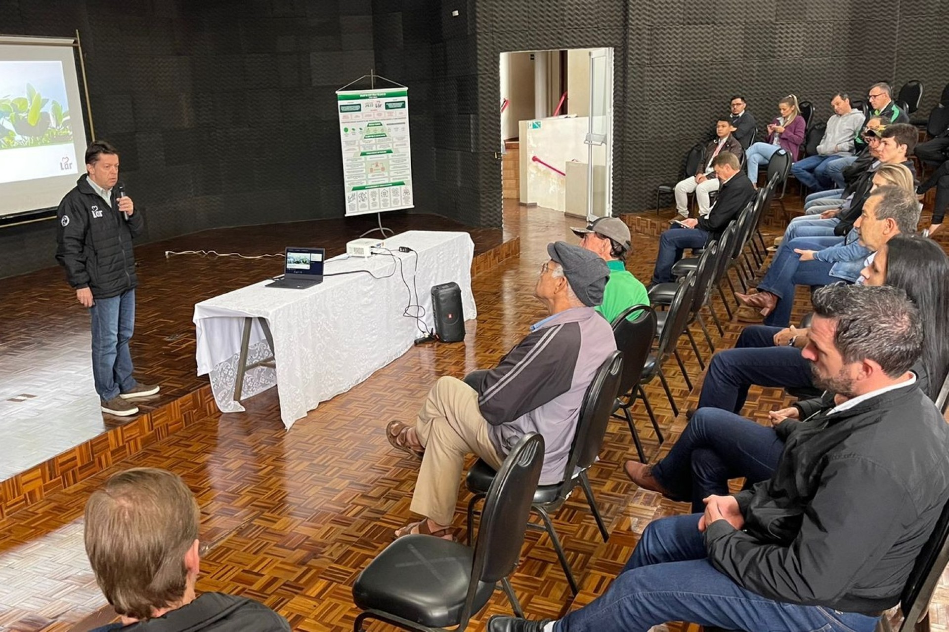 Giro de reuniões do CooperAgri leva informações técnicas à família de associados da Lar Cooperativa