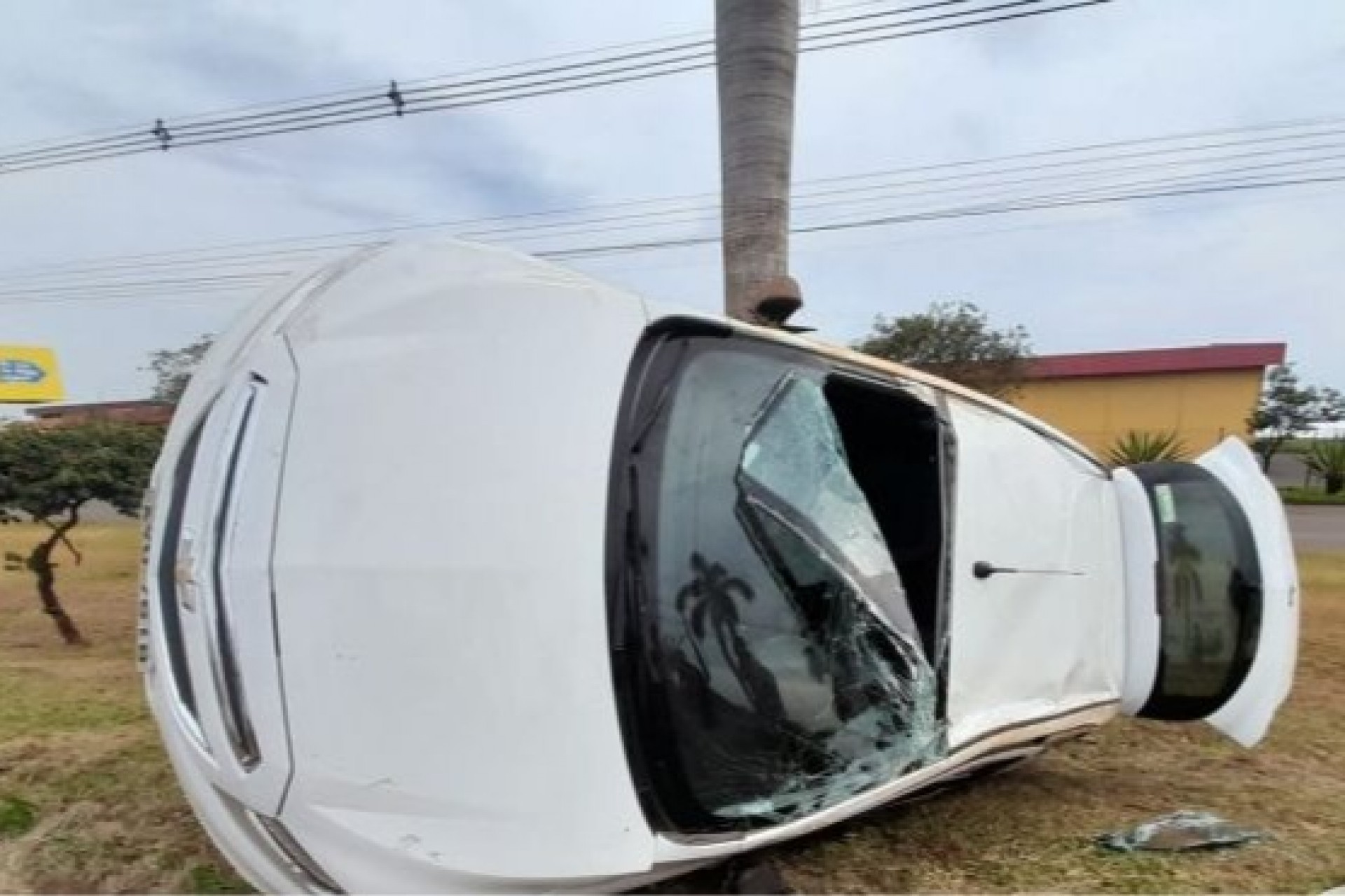 GM Onix parcialmente tomba em acidente na PR 488 em Santa Helena