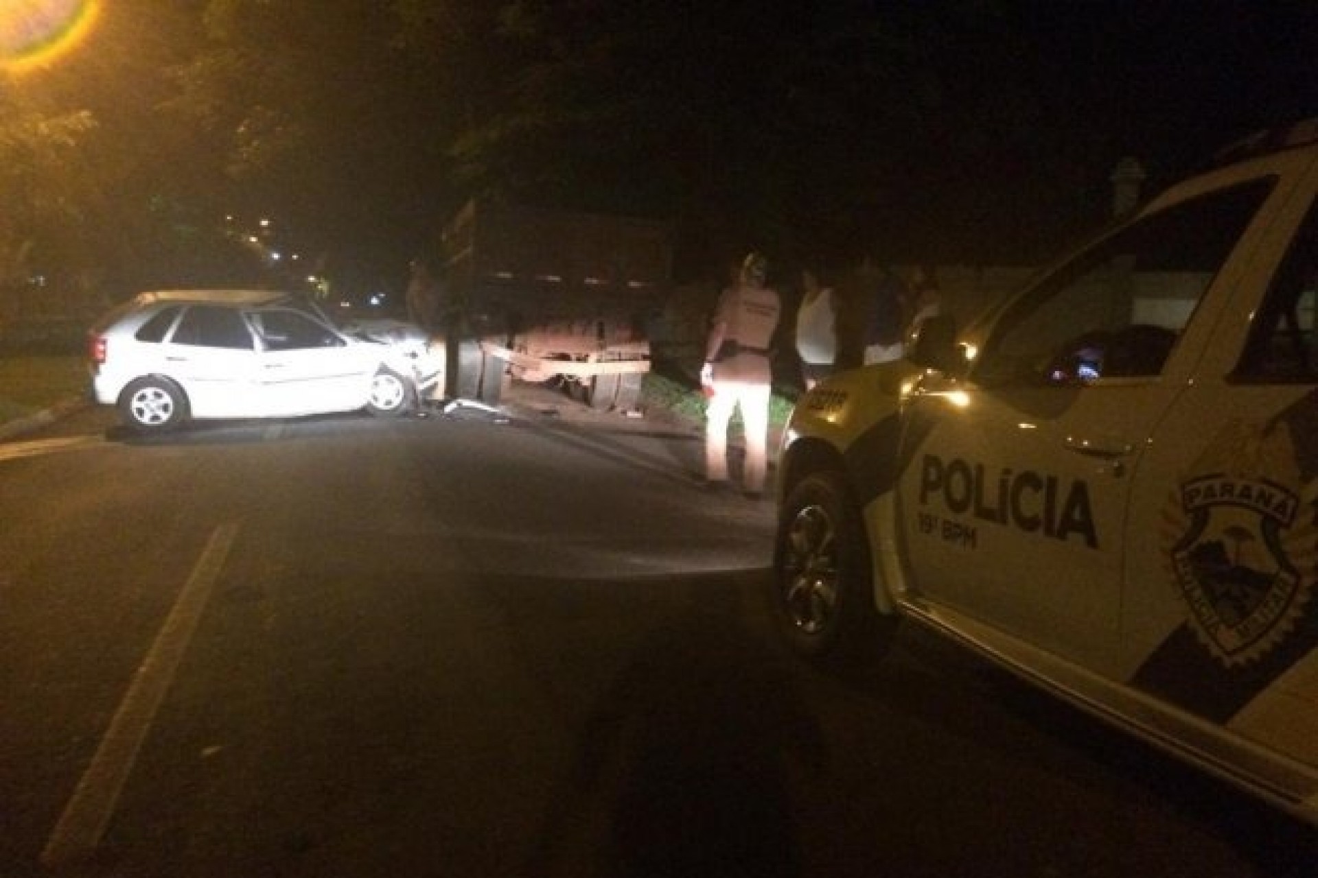 Gol fica destruído e é abandonado após colidir na traseira de caçamba estacionada em Santa Helena