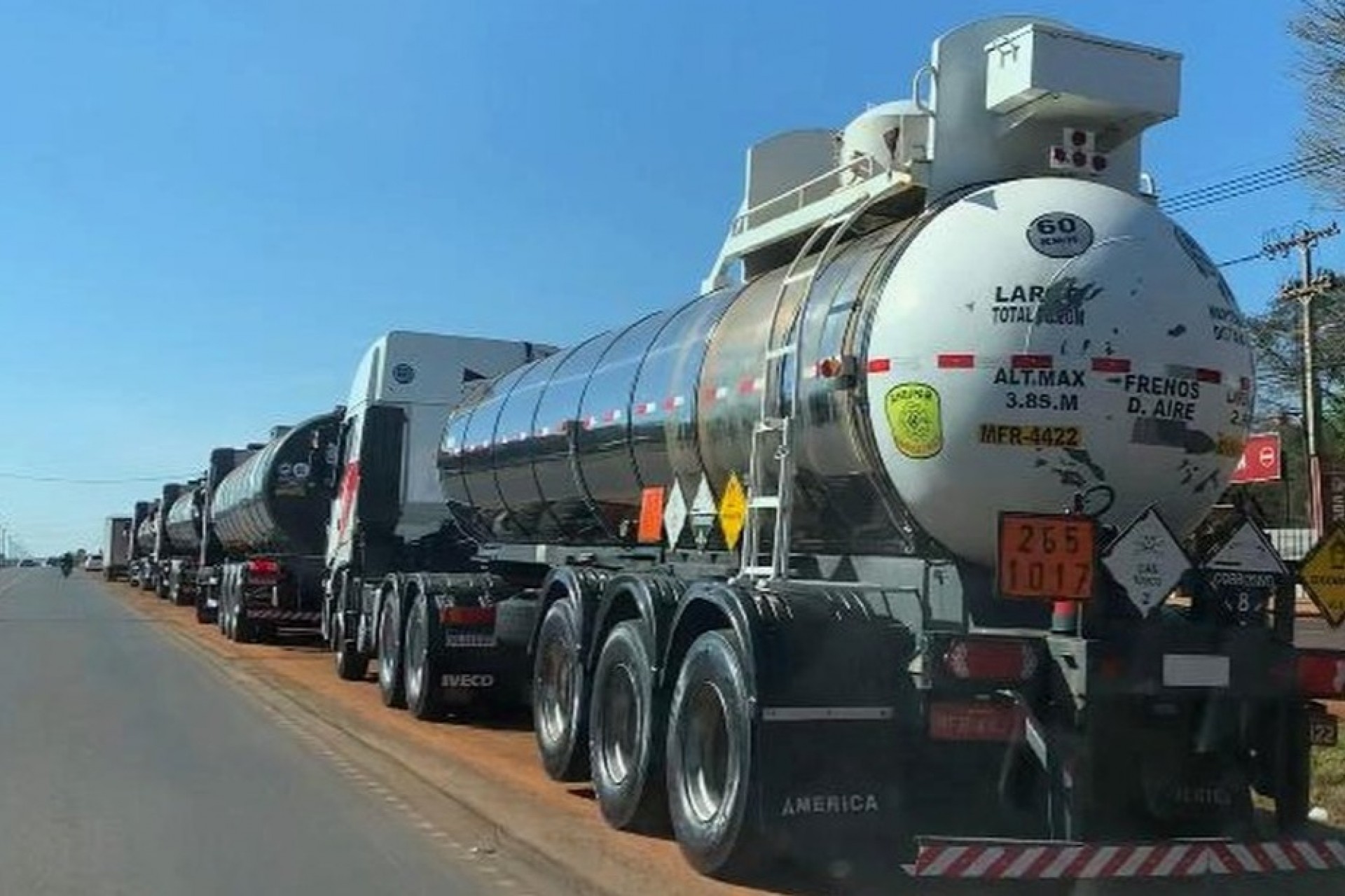 Greve de caminhoneiros no Paraguai forma fila próximo a Ponte e prejudica motoristas brasileiros