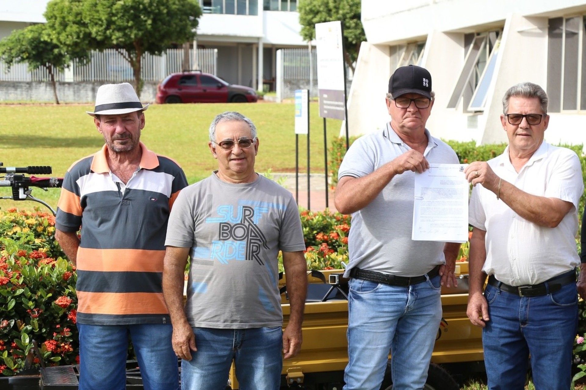 Grupo de agricultores da Vila Rural de Missal recebe implemento agrícola