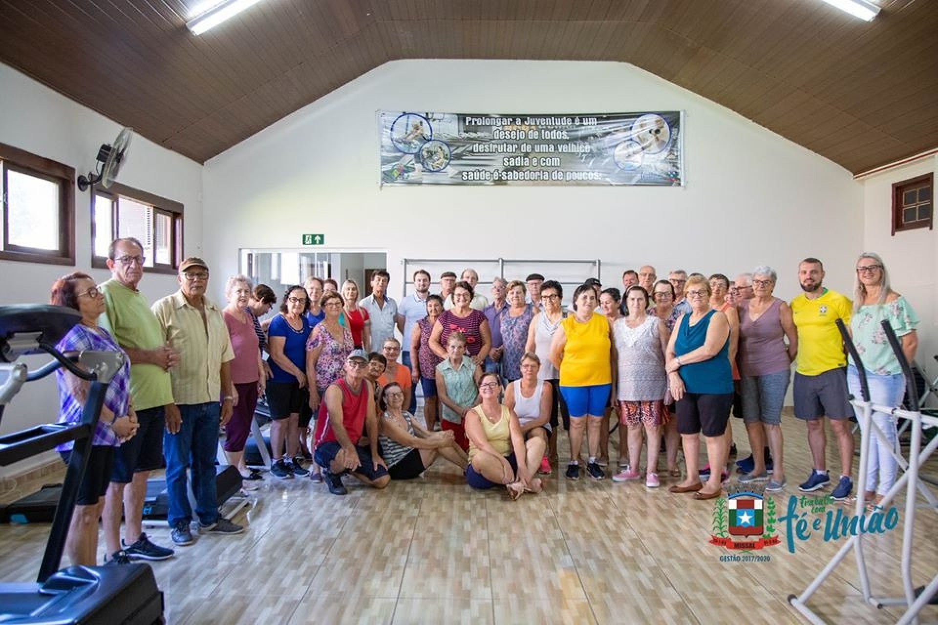 Grupo de Idosos Sempre Alegre do Centro de Missal adquire duas esteiras novas para academia