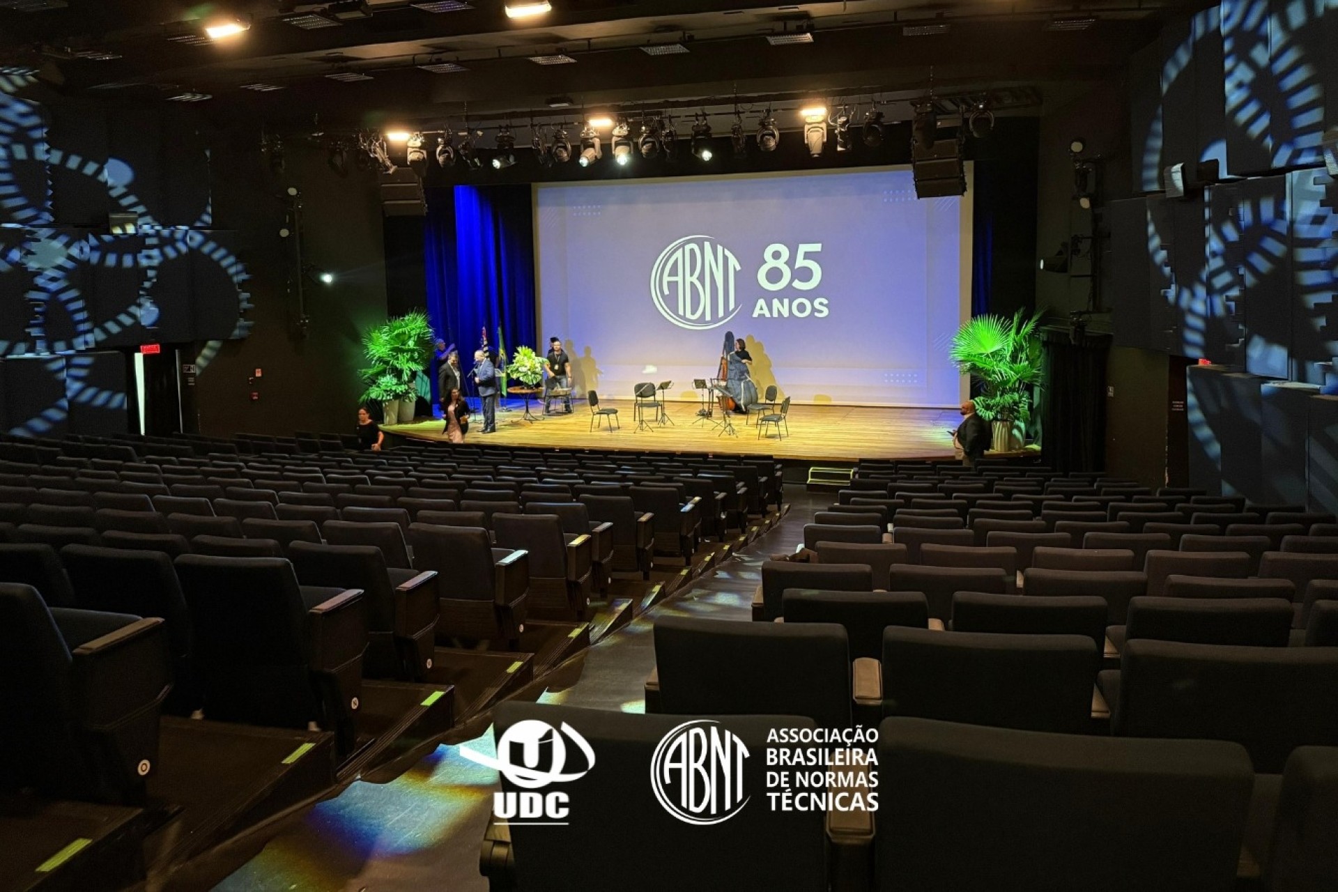 Grupo UDC, representado pelo Prof. Dr. Fábio Prado, é homenageado em celebração aos 85 anos da ABNT