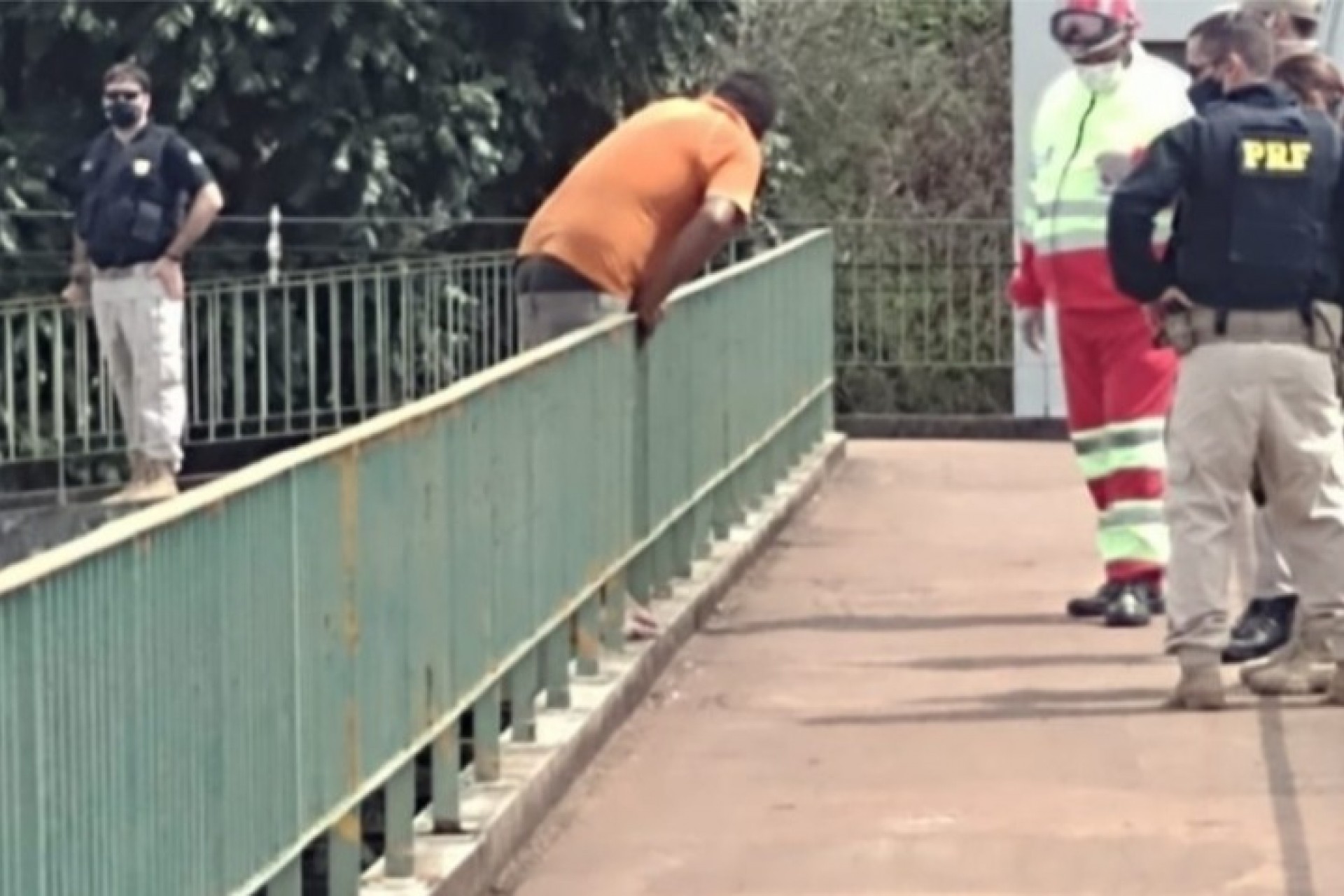 Homem ameaça se jogar de passarela na entrada de Foz do Iguaçu.