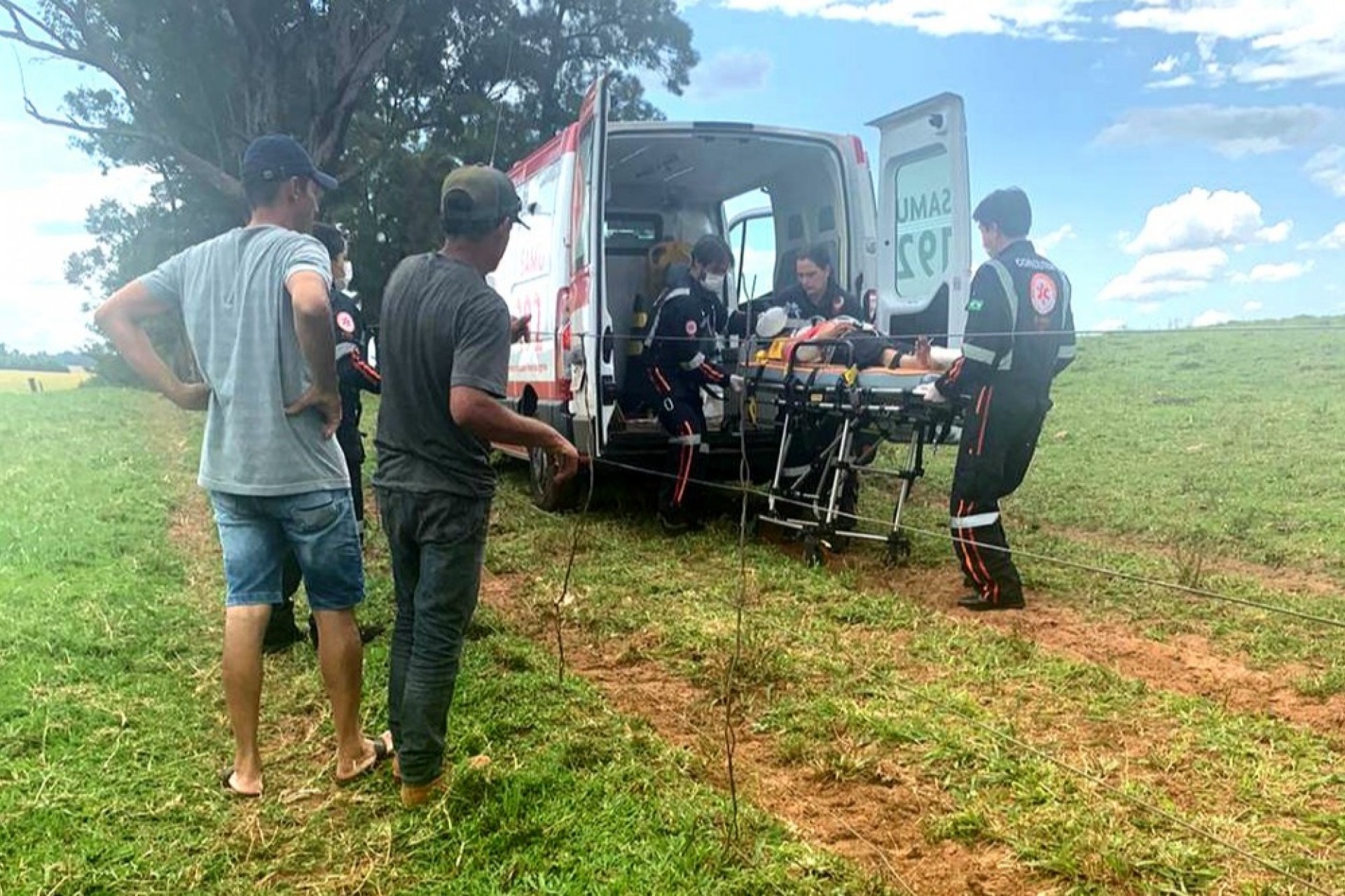 Homem é chifrado por touro no pescoço e no abdômen no Paraná