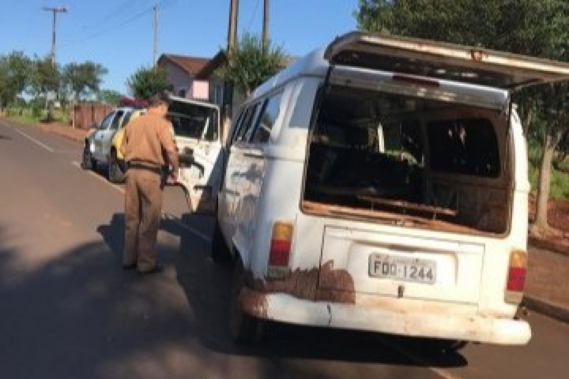 Homem é preso com Kombi furtada carregada de cigarros contrabandeados em Itaipulândia