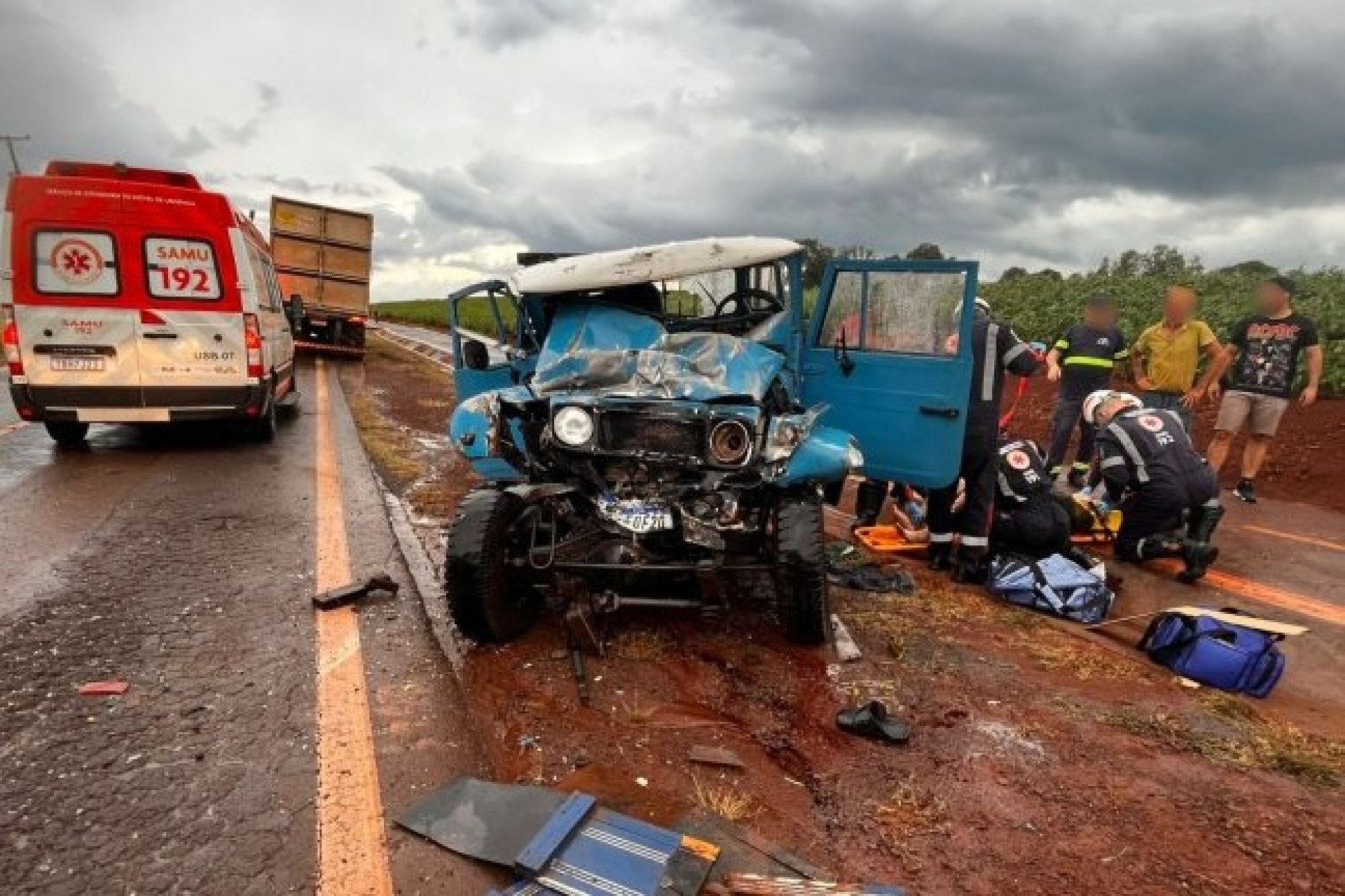 Homem fica gravemente ferido em acidente com caminhão carregado de suínos na PR-495 em Santa Helena