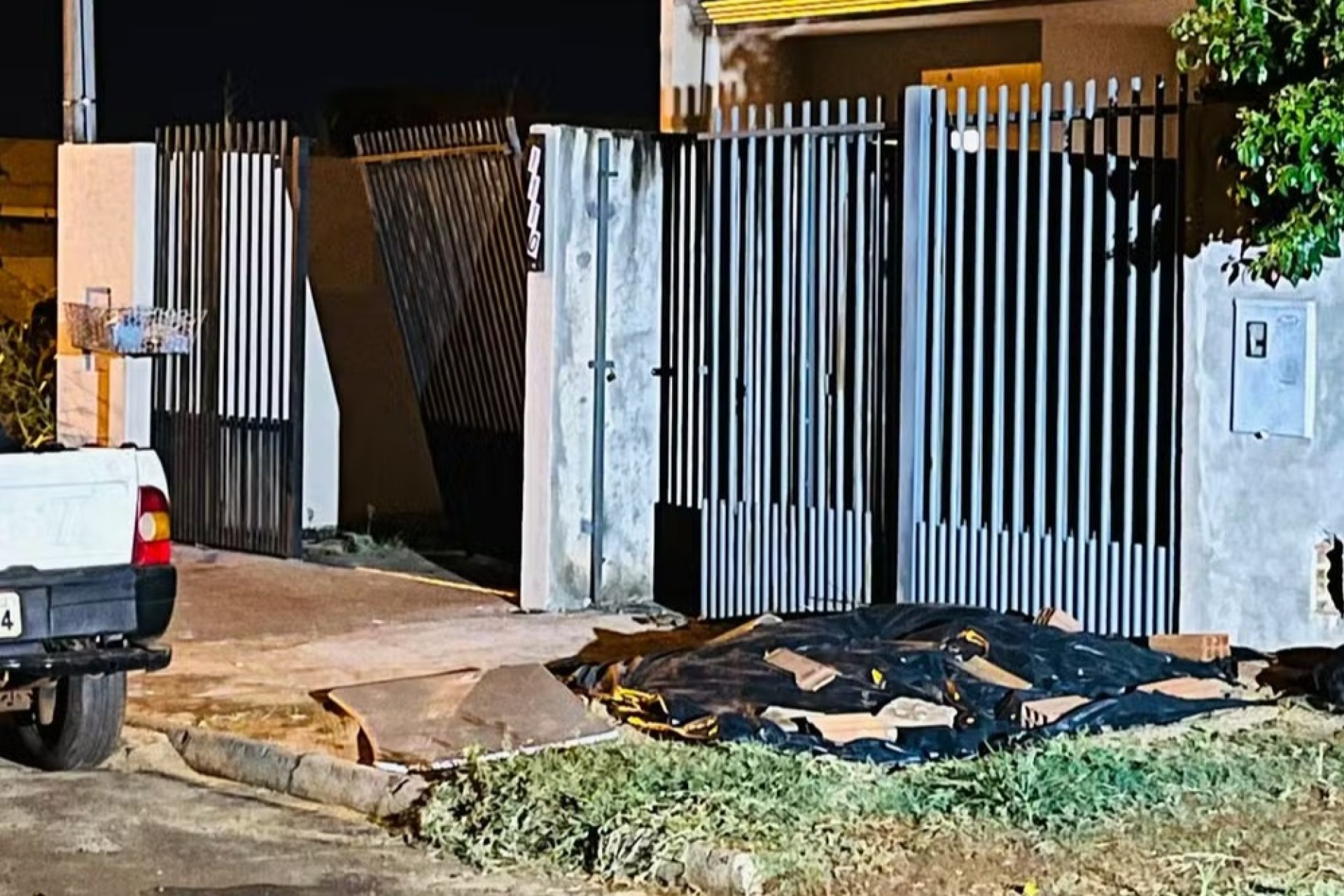 Homem morre após tentar atacar companheira com enxada e ser esfaqueado pelo enteado em Foz do Iguaçu