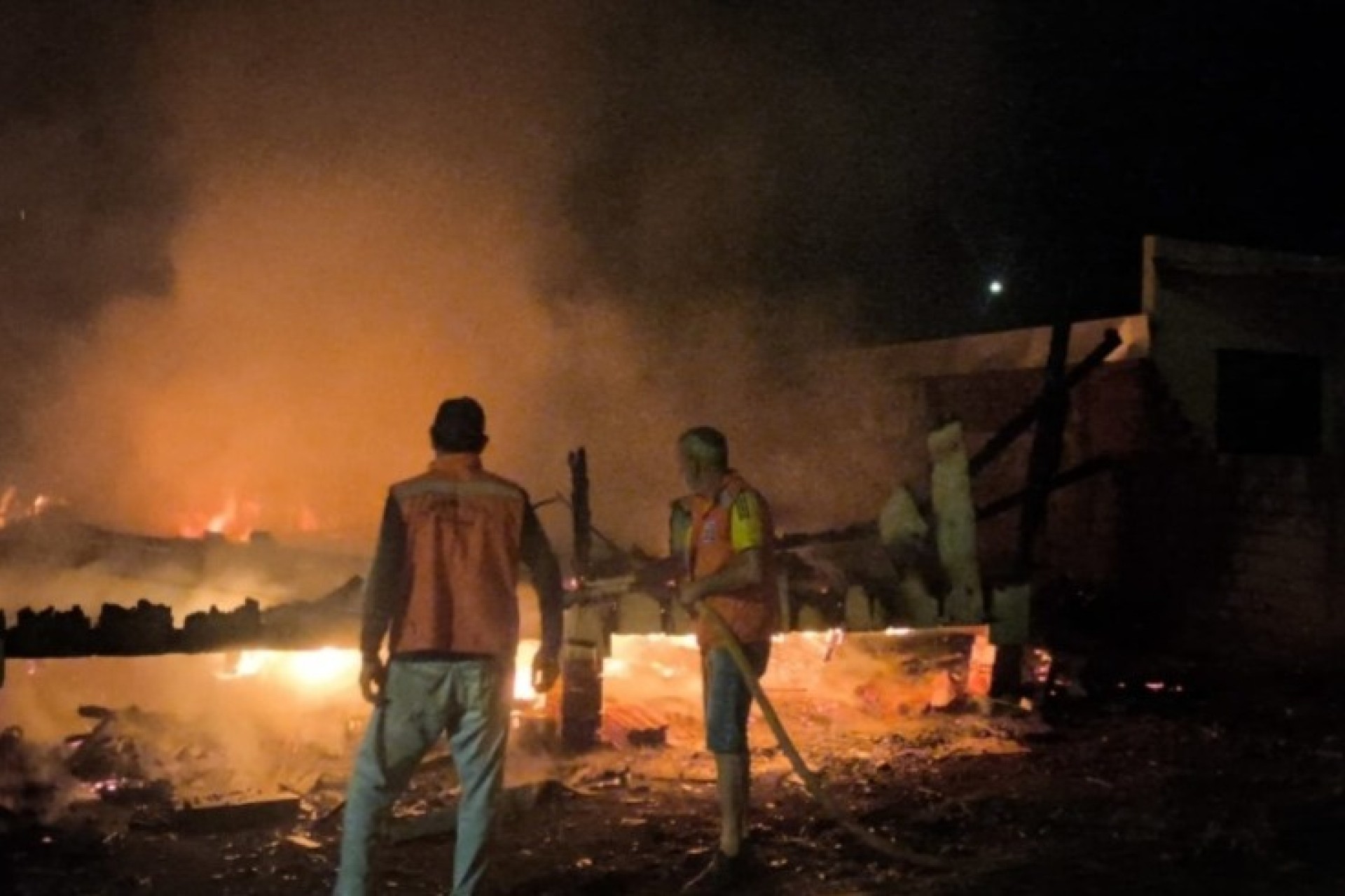 Homem morre carbonizado em Itaipulândia, após incêndio em residência na madrugada deste sábado (24)