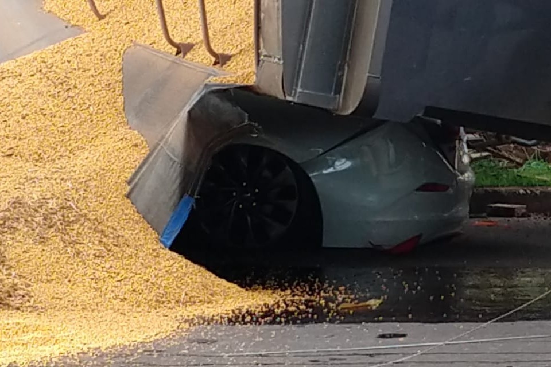 Impressionante! Carreta carregada tomba em cima de carro em Céu Azul