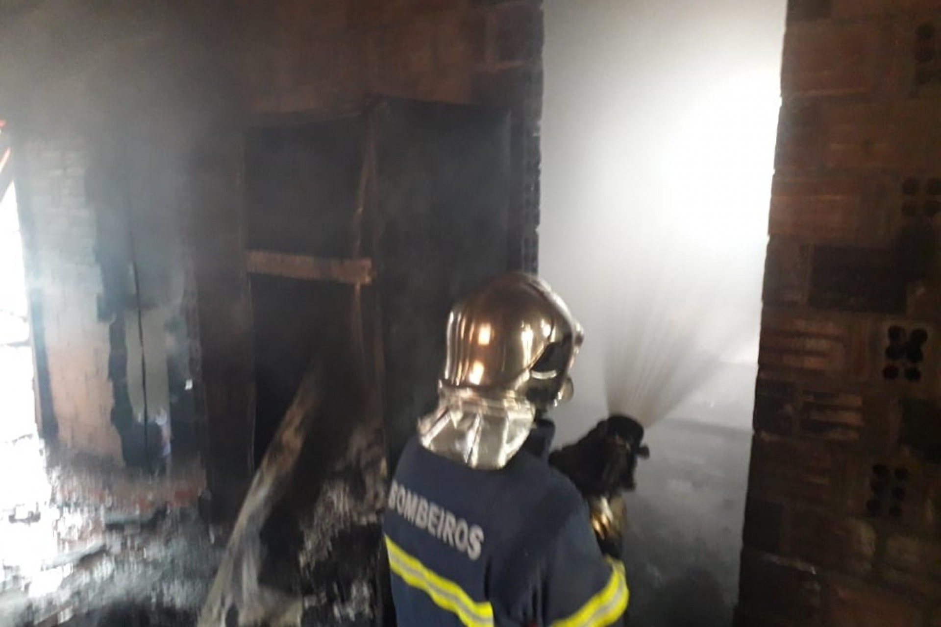 Incêndio atinge casa em São Miguel e moradores fazem doações para a família