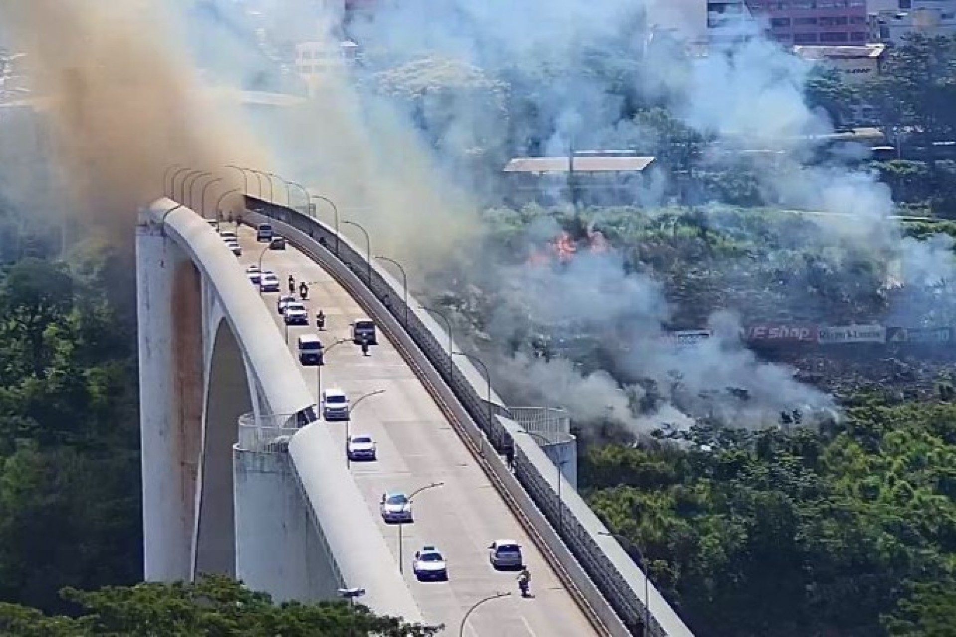 Incêndio atinge vegetação nas proximidades da Ponte Internacional da Amizade