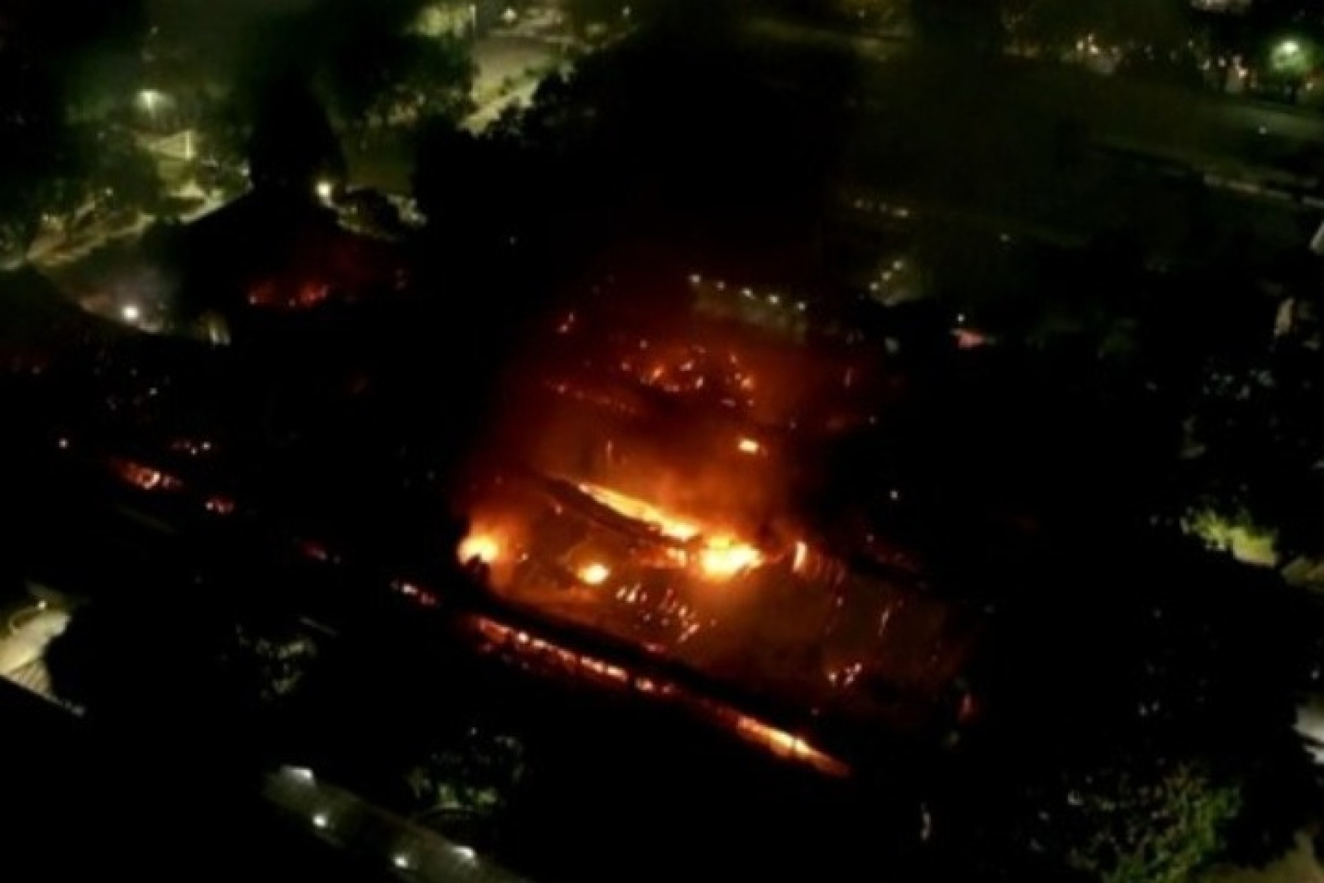 Incêndio de grandes proporções atinge PUC em Curitiba