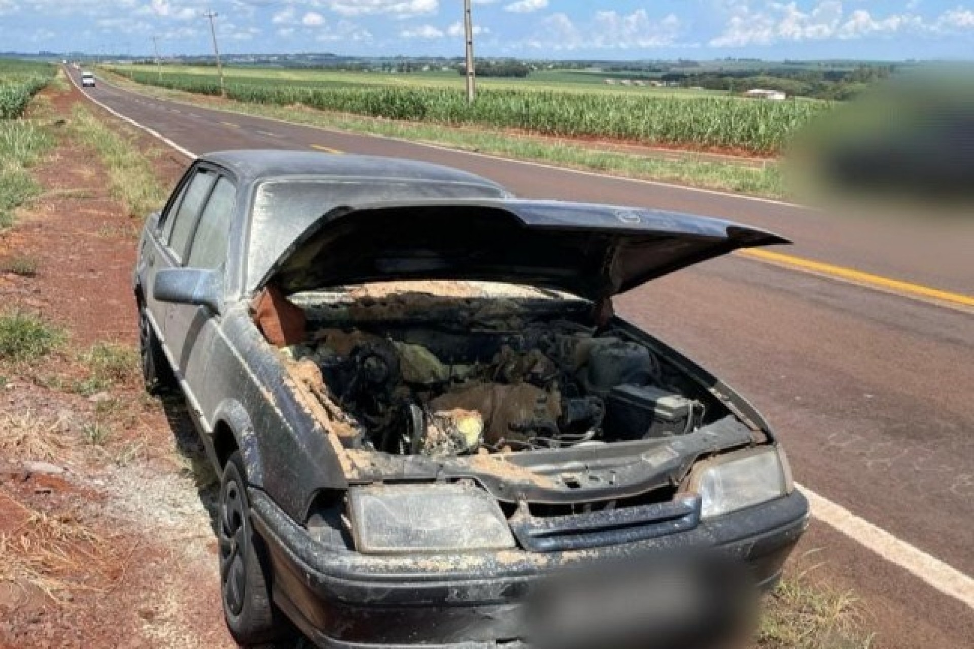 Incêndio em automóvel mobiliza Corpo de Bombeiros na PR-495 entre Santa Helena e Missal