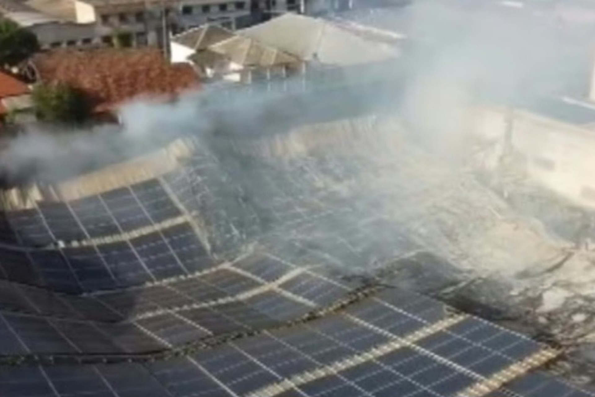 Incêndio em supermercado no Paraná destrói depósito e mobiliza bombeiros por mais de 12 horas