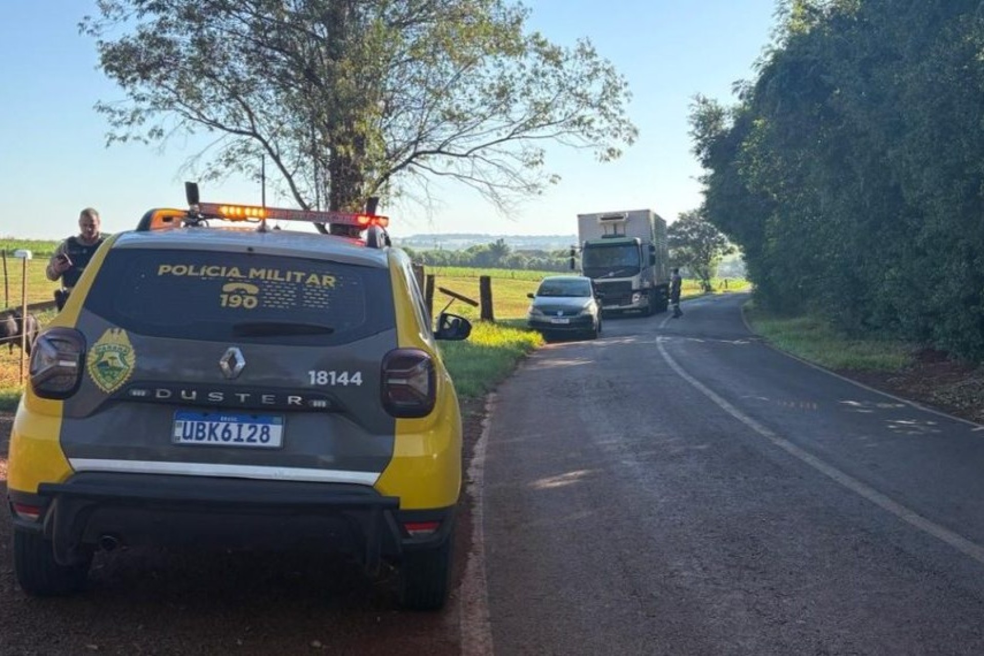 Itaipulândia: acidente deixa condutor de moto com suspeita de fratura após colidir em caminhão