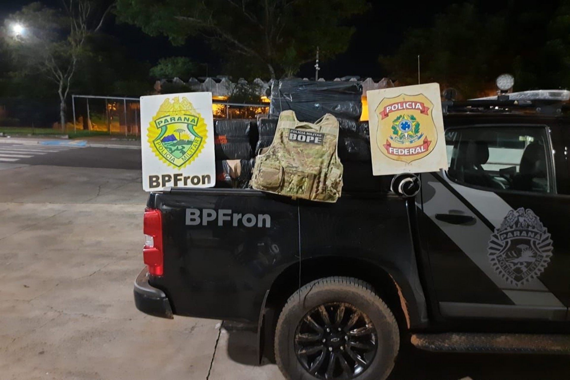 Itaipulândia: BPFRON, BOPE e Polícia Federal apreendem cigarros e agrotóxicos contrabandeados