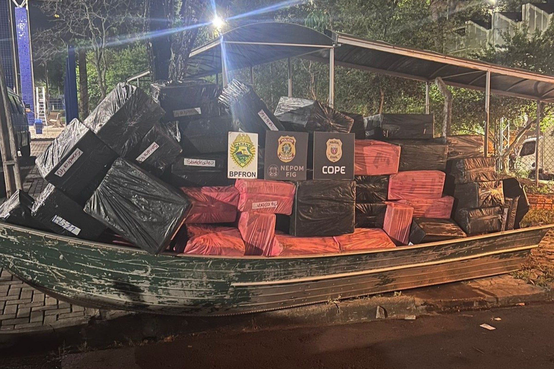 Itaipulândia: BPFRON, Polícia Civil e PF apreendem embarcação carregada com cigarros contrabandeados