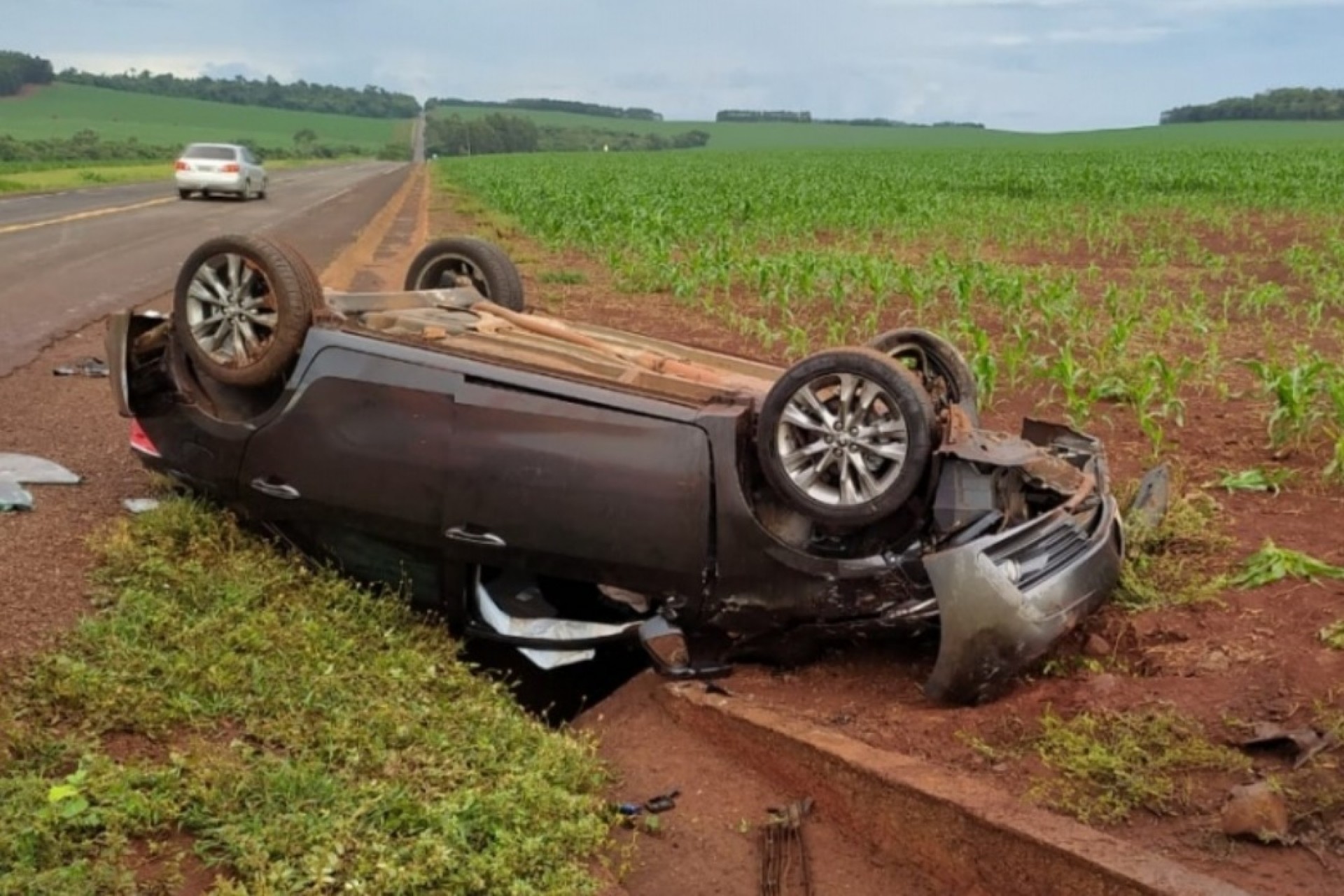 Itaipulândia: Capotamento na PR 497  deixa condutora ferida