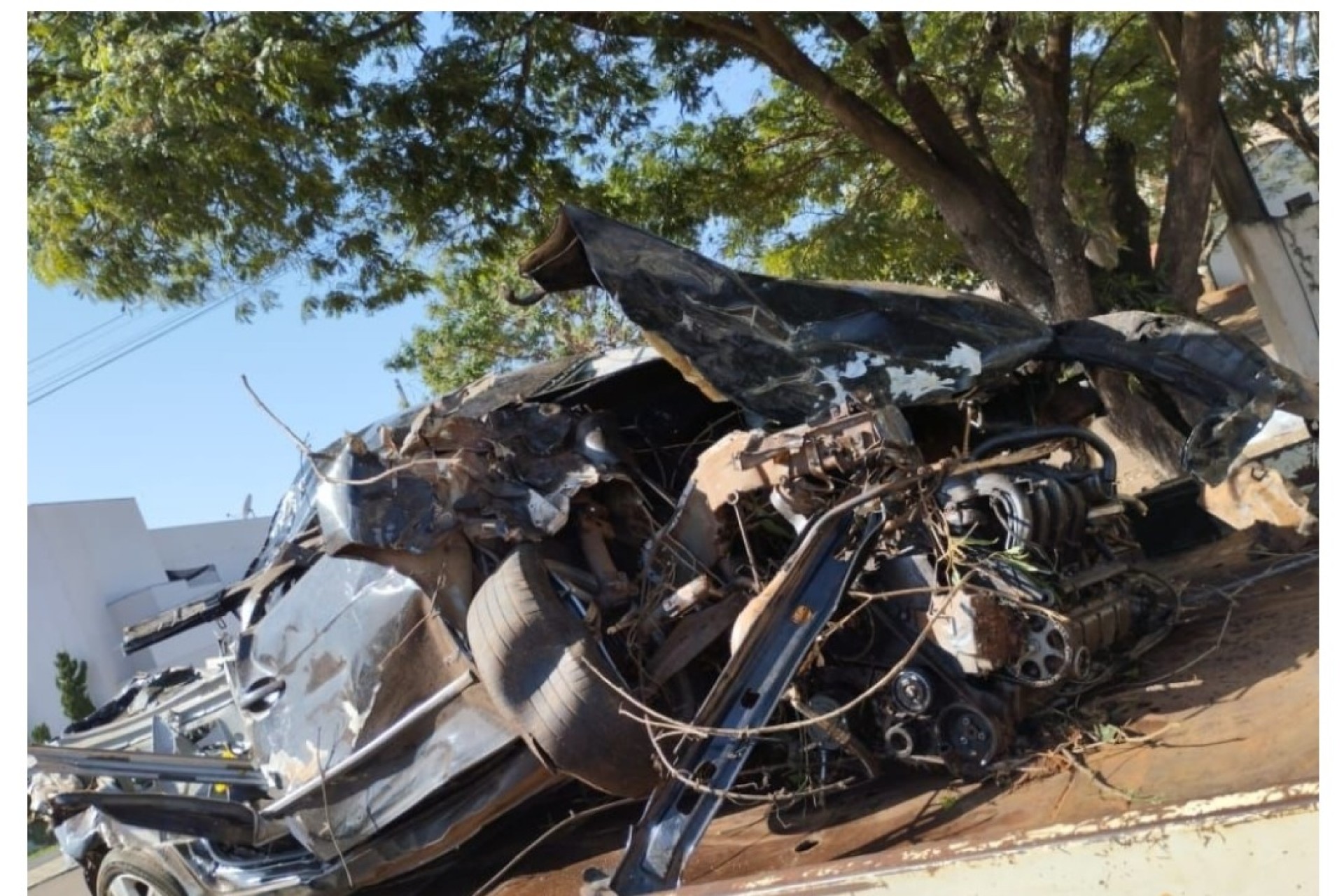 Itaipulândia: Carro fica destruído após acidente na PR 497 