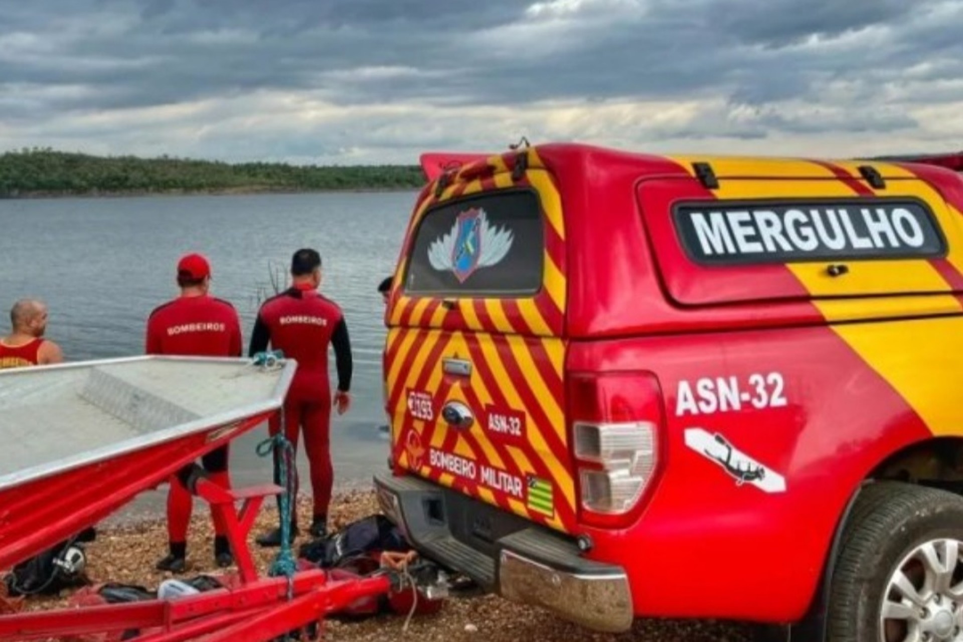 Itaipulândia: Corpo de Bombeiros iniciam buscas para localizar dois jovens que desapareceram no lago