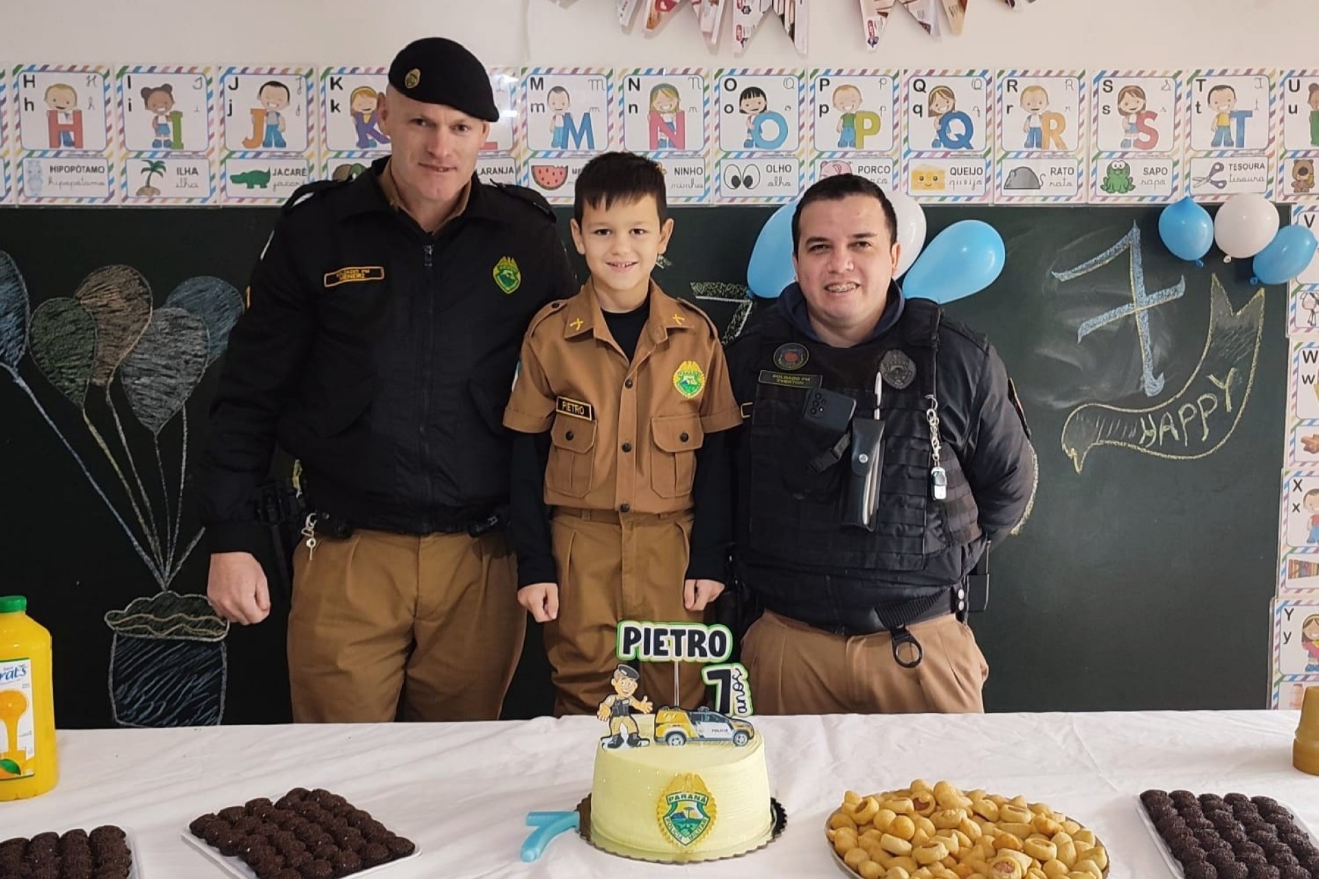 Itaipulândia: Fã mirim da Polícia Militar recebe fardinha de presente de aniversário