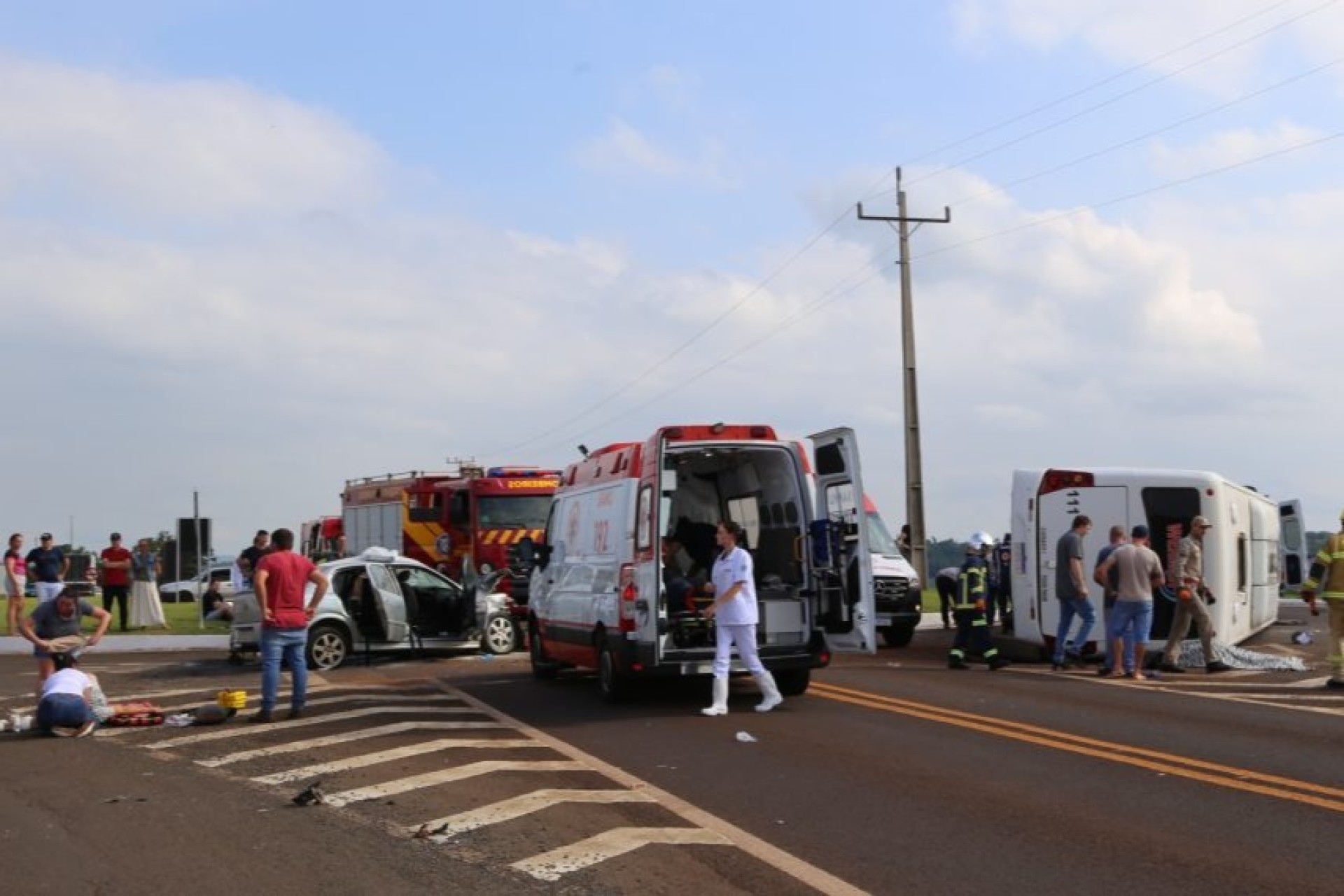 Itaipulândia: Gravíssimo acidente entre ônibus e carro deixa um morto e vários feridos na  PR-497