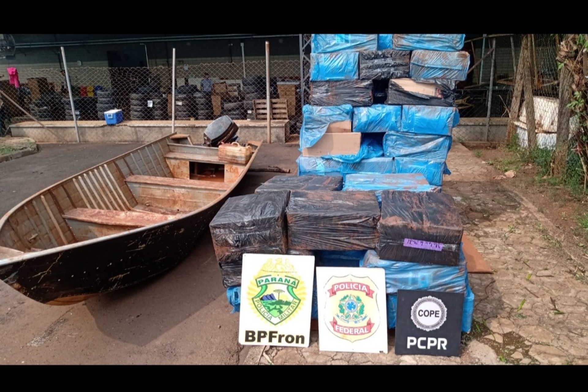 Itaipulândia: PM, PC e PF apreendem embarcação carregada com cigarros contrabandeados