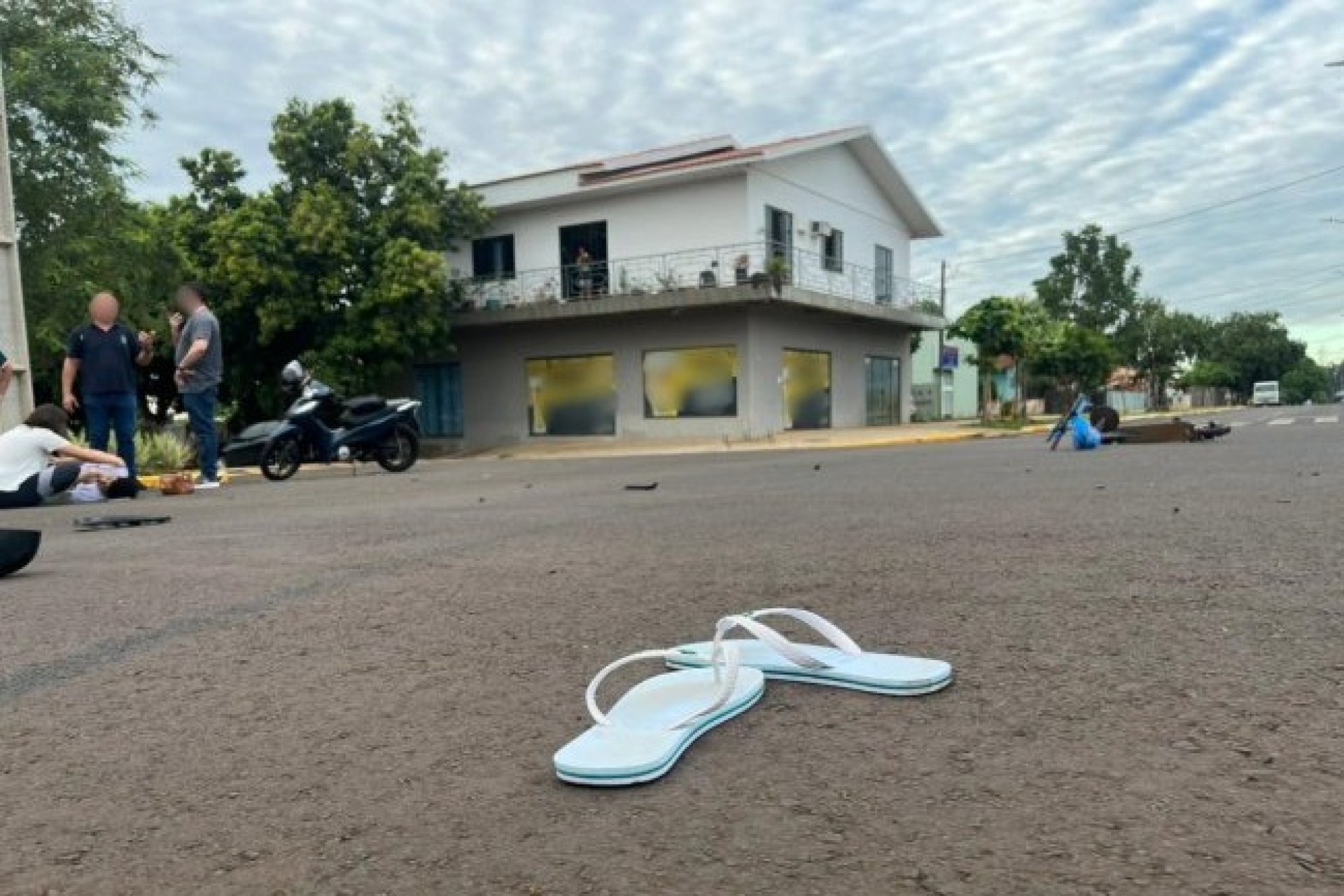 Jovem fica ferida após colisão entre patinete elétrico e carro em Santa Helena