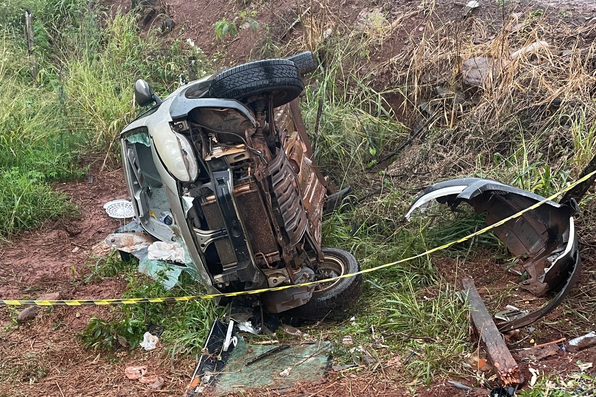 Jovem morre após veículo sair da pista e atingir árvore na PR-495, entre Missal e Dom Armando