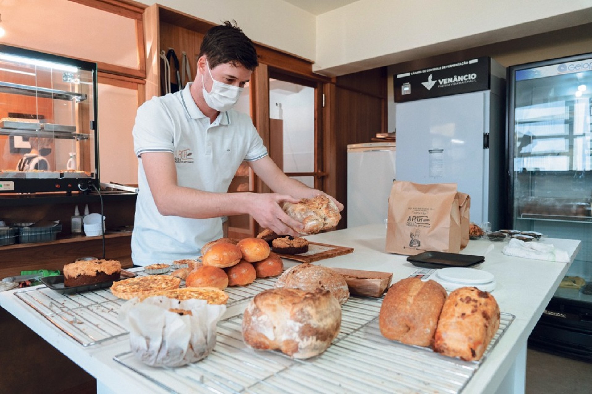Jovem resgata tradição ancestral dos pães artesanais e cria grife inspirado na história familiar