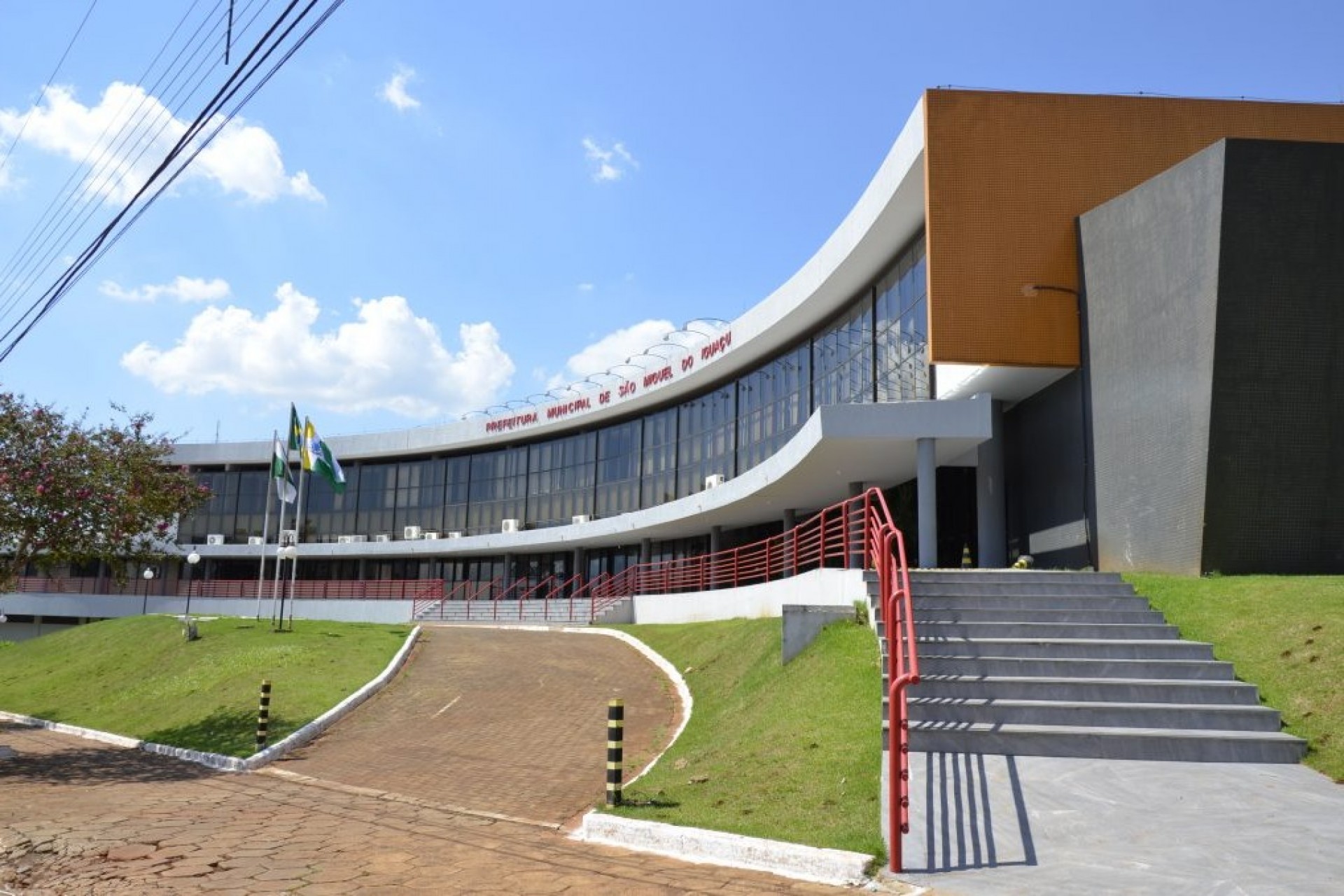 Justiça atende pedido do MPPR e bloqueia bens de prefeito e secretário de São Miguel do Iguaçu