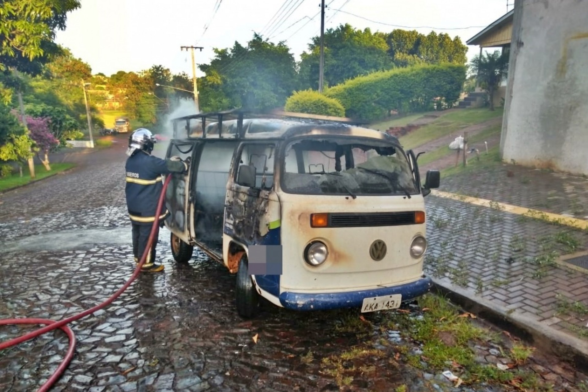 Kombi pega fogo em movimento e Bombeiros são acionados em São Miguel