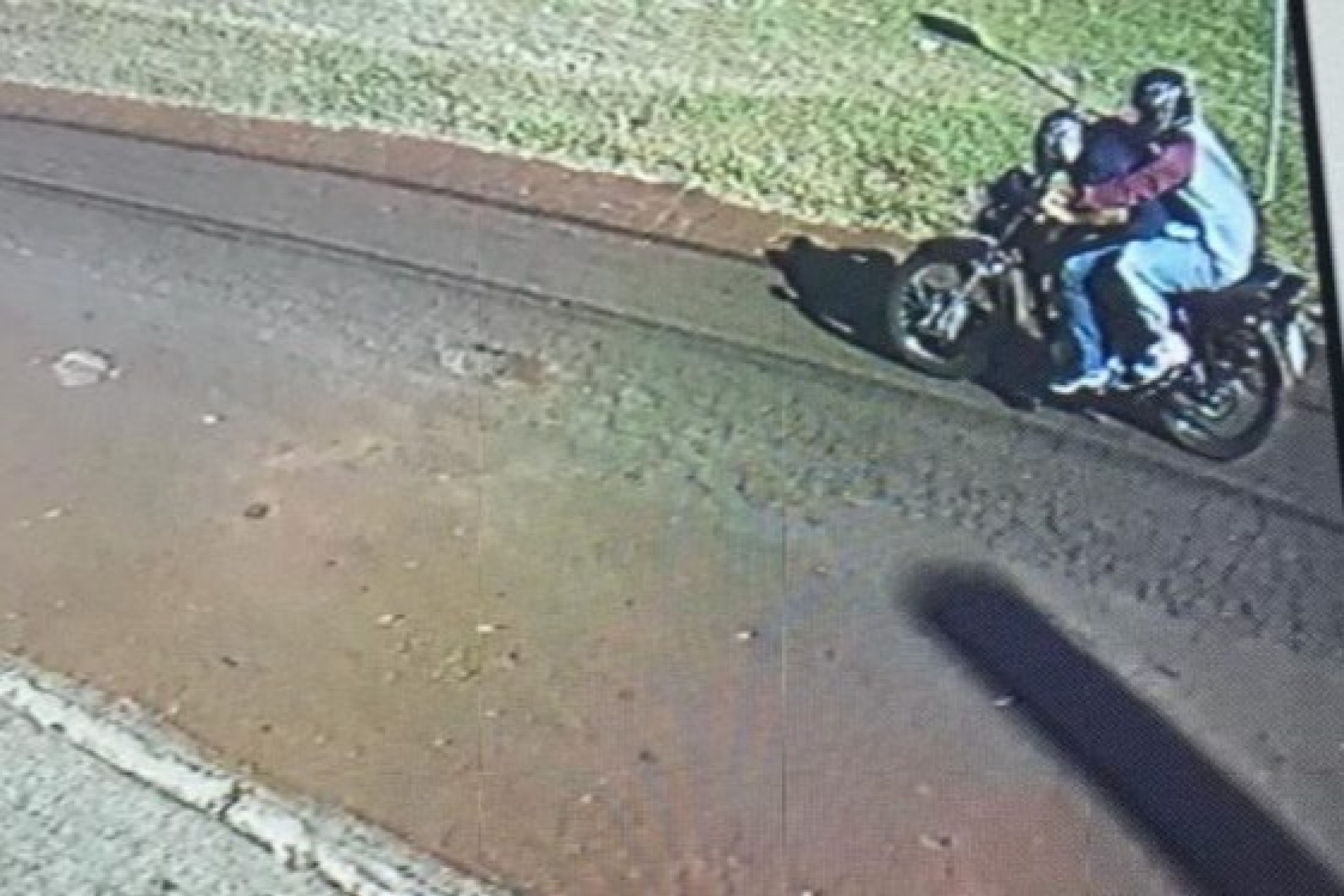 Ladrão morre com disparo acidental de arma do comparsa em fuga de moto em Foz