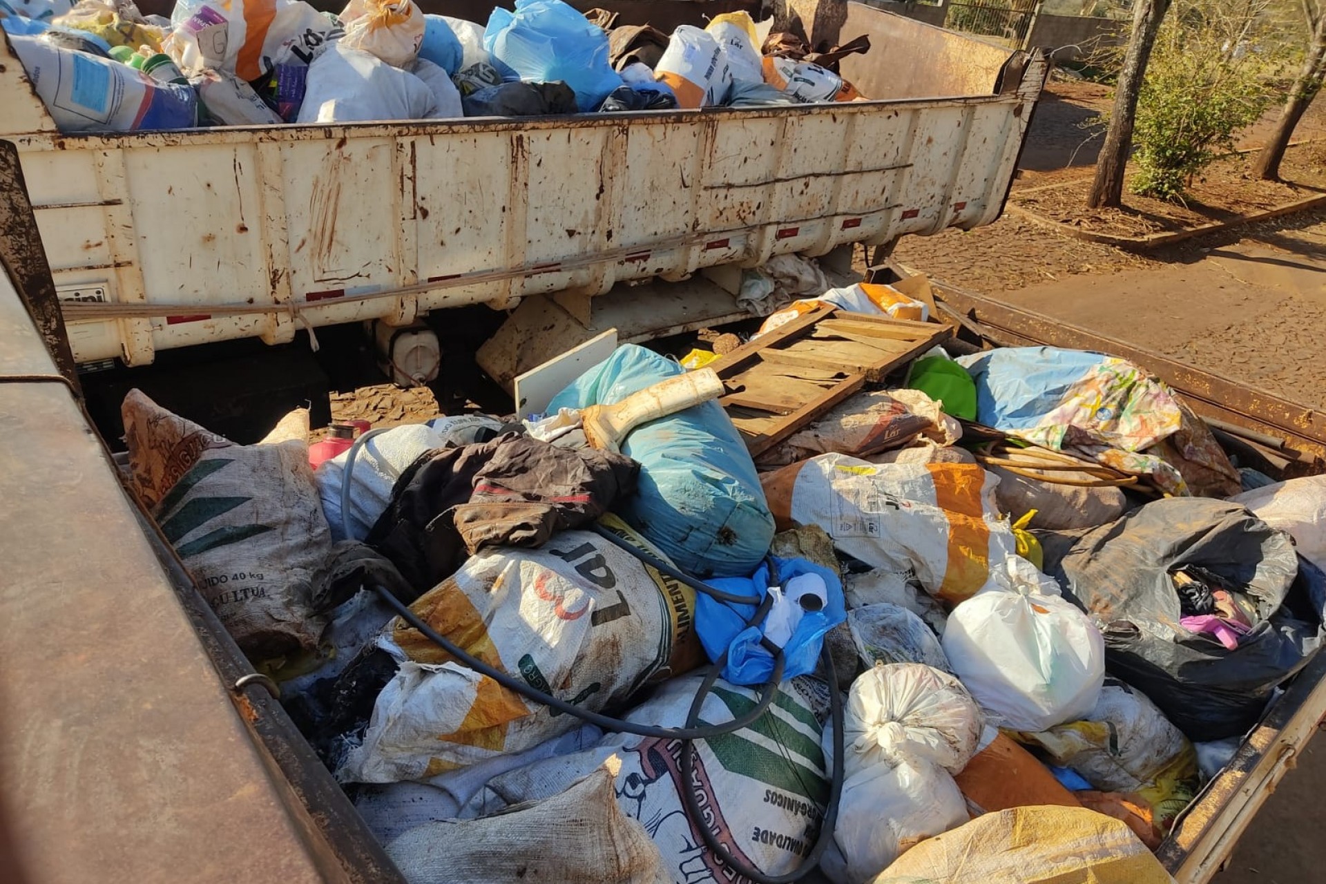 Limpeza de ecopontos identifica muito lixo comum junto com os recicláveis