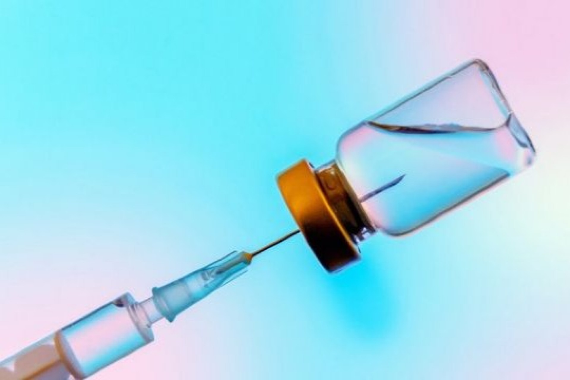 Lote com 114 mil vacinas contra a Covid-19 chega ao PR; distribuição começa na quinta