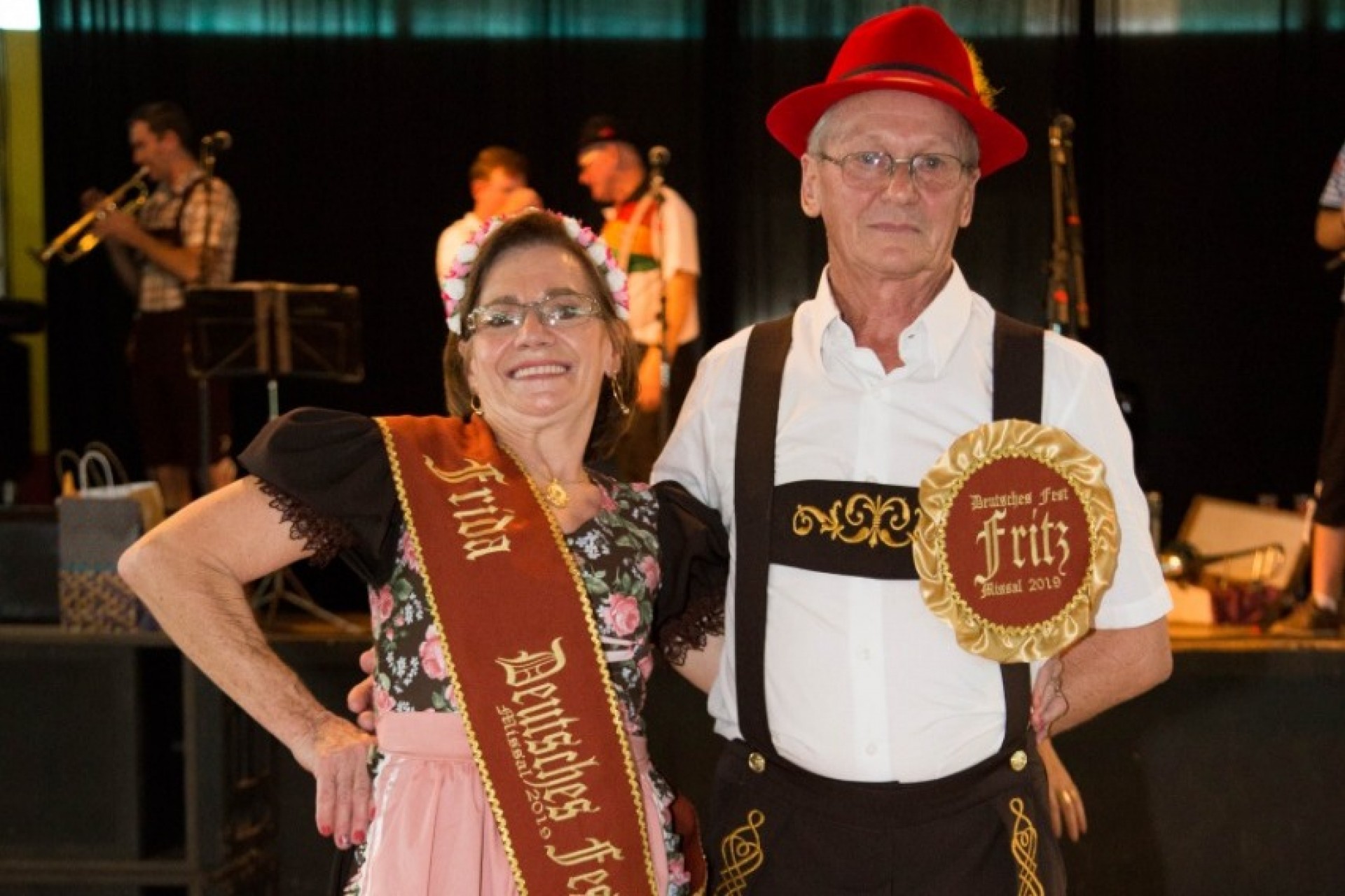 Lúcia Mergen e Afonso Henzel são eleitos Casal Fritz e Frida da 18ª Deutsches Fest