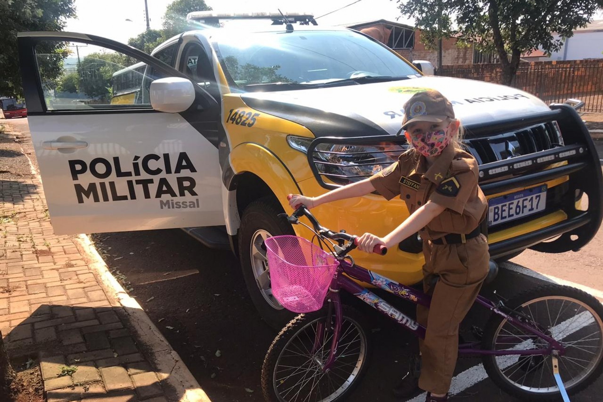 Mãe compra bicicleta para filha fã da PM e policiais de Missal fazem a entrega