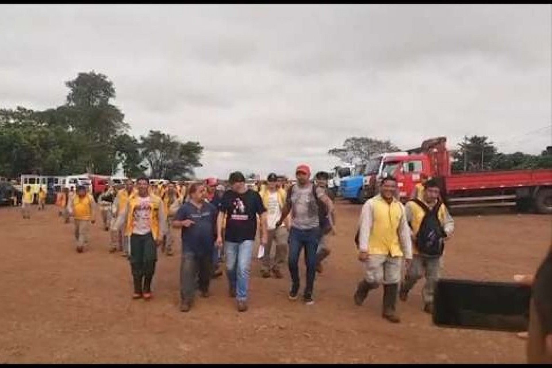 Mais de 300 trabalhadores fazem greve por falta de pagamento em Missal